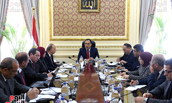 القائم بأعمال رئيس الوزراء يناقش سير العمل بـالأسمرات 3 مع محافظ القاهرة (2)