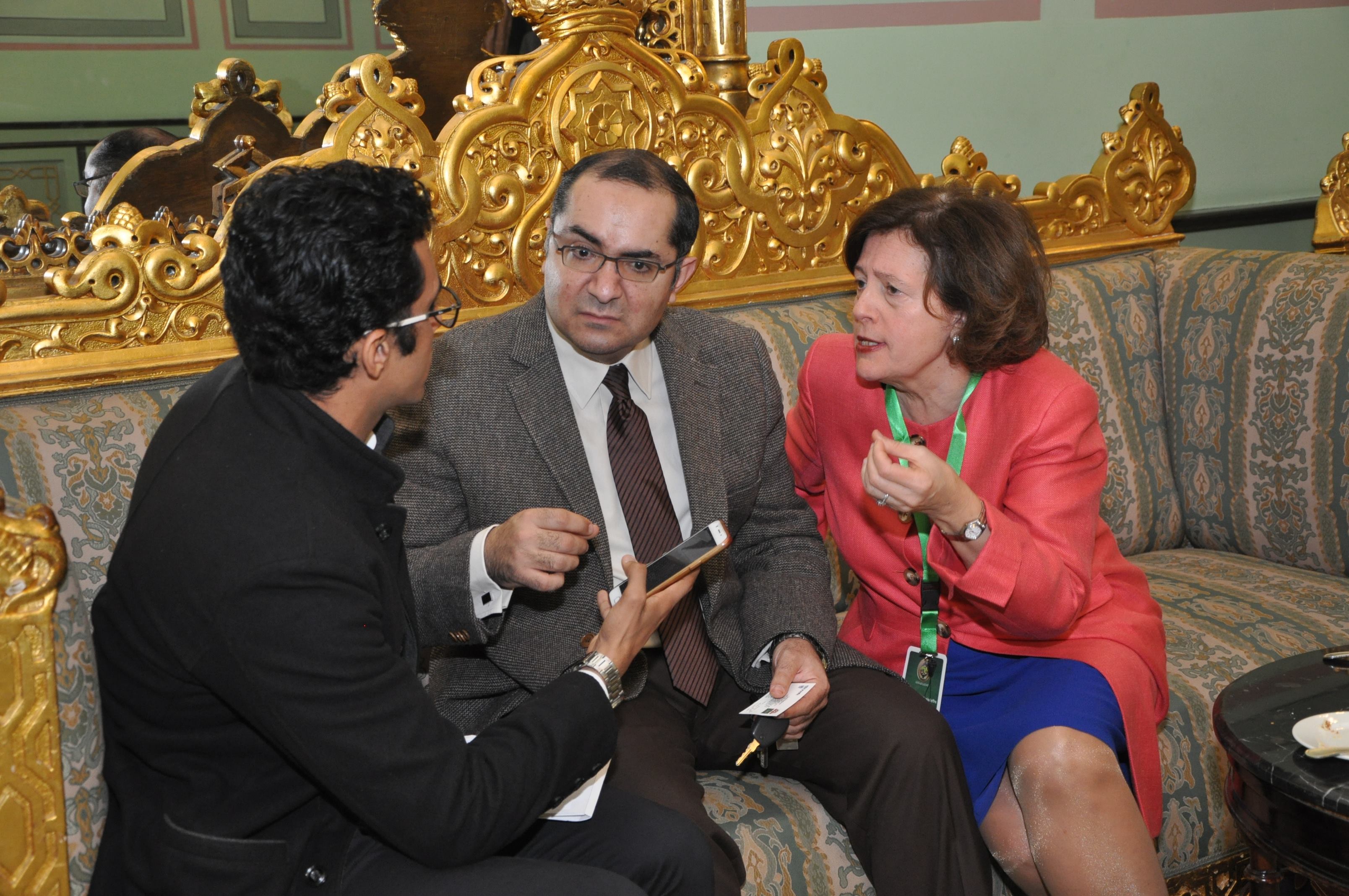 الزميل محمد أسعد أثناء حواره مع رئيسة قسم التقارير والدراسات بمجلس الدولة الفرنسي