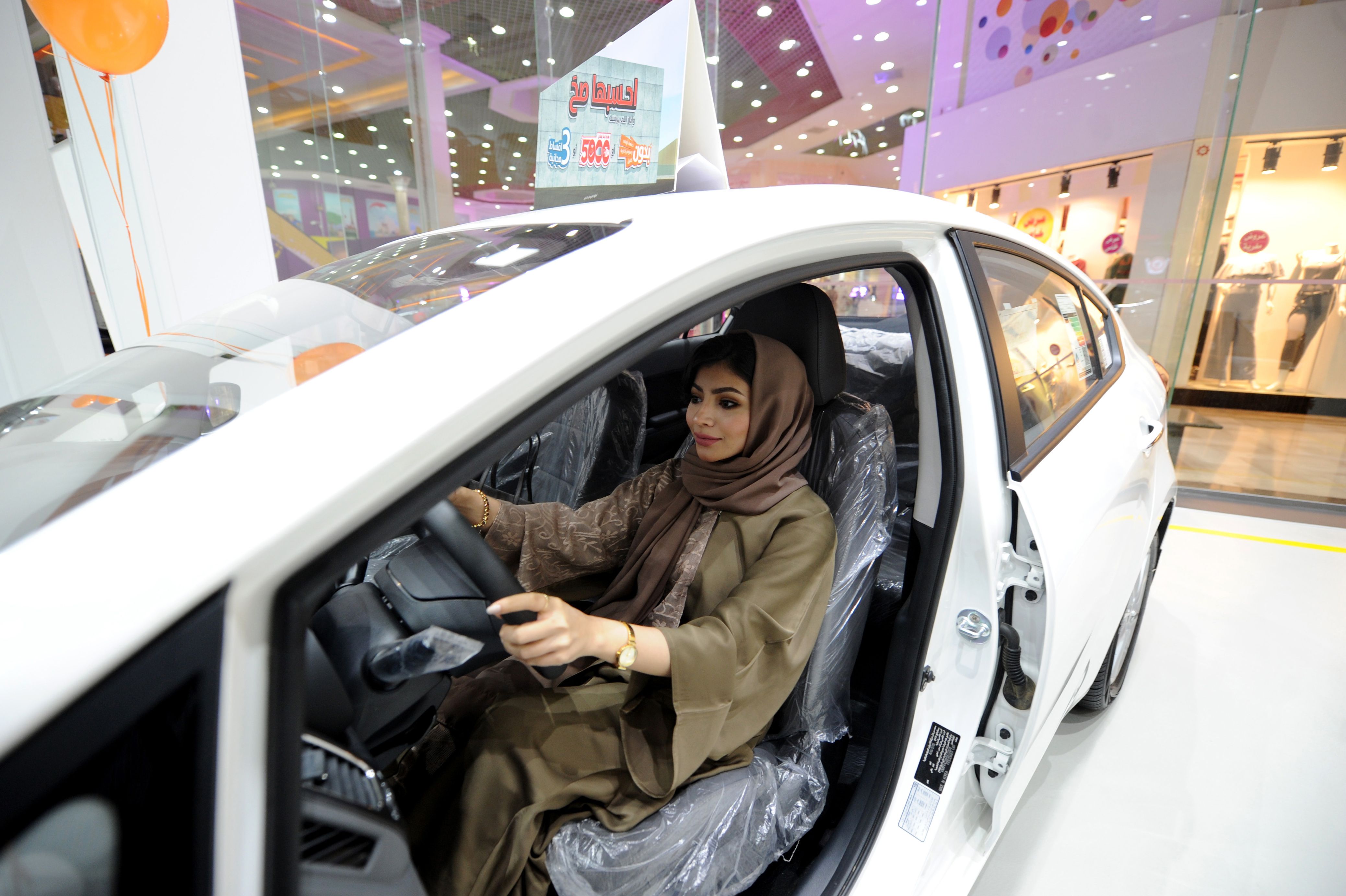 سعودية تركب السيارة