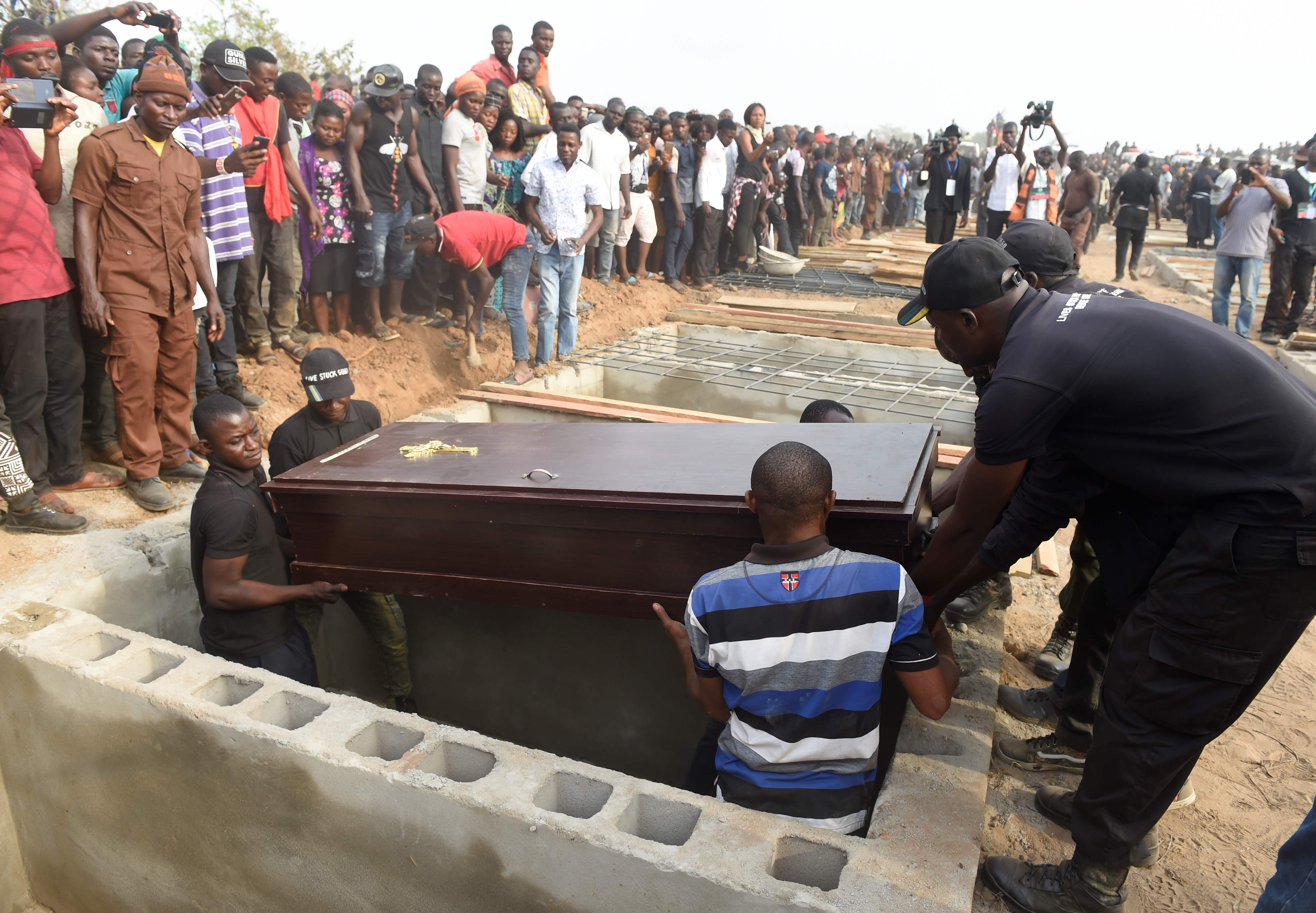 دفن 73 قتيلا بنيجيريا