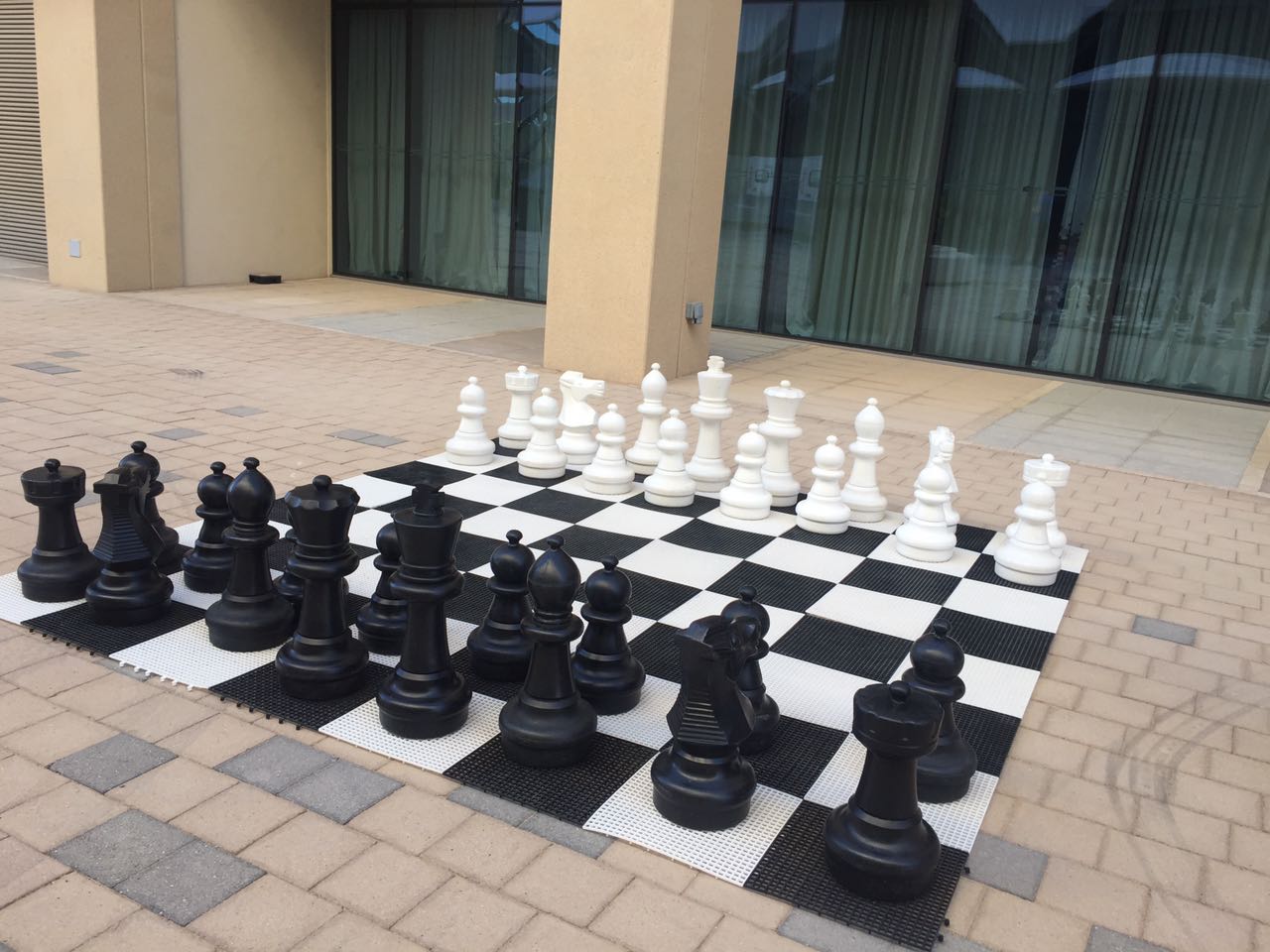 لعبة شطرنج امام بوابات استاد هزاع