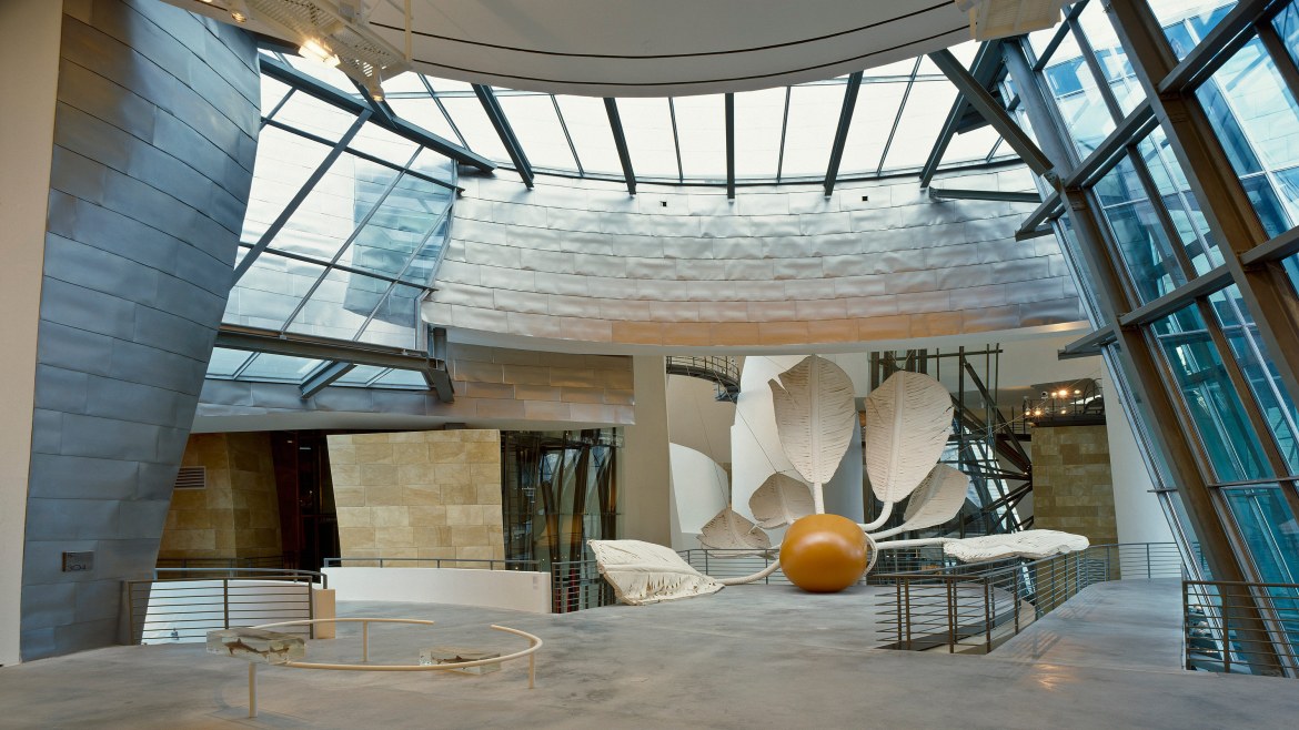 مشهد أرضي من داخل متحف غوغنهايم