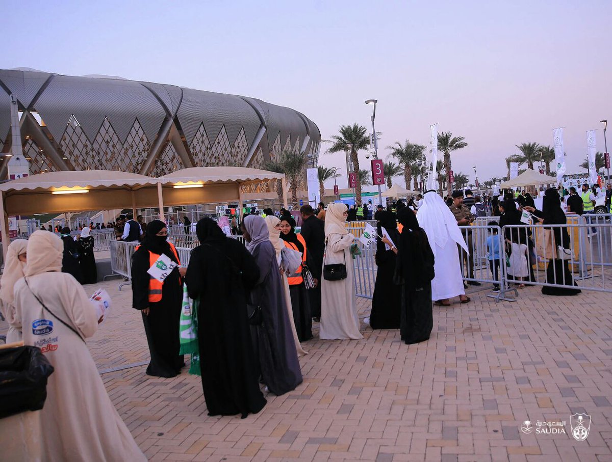 عملية تنظيم دخول السيدات لللملاعب السعودية
