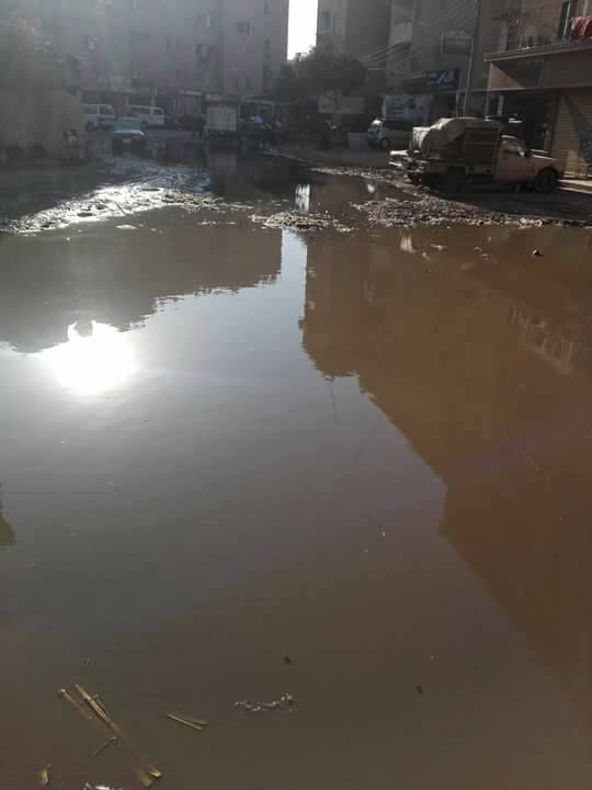 مياه الصرف تغرق شوارع المدينة الصناعية فى الفيوم (2)