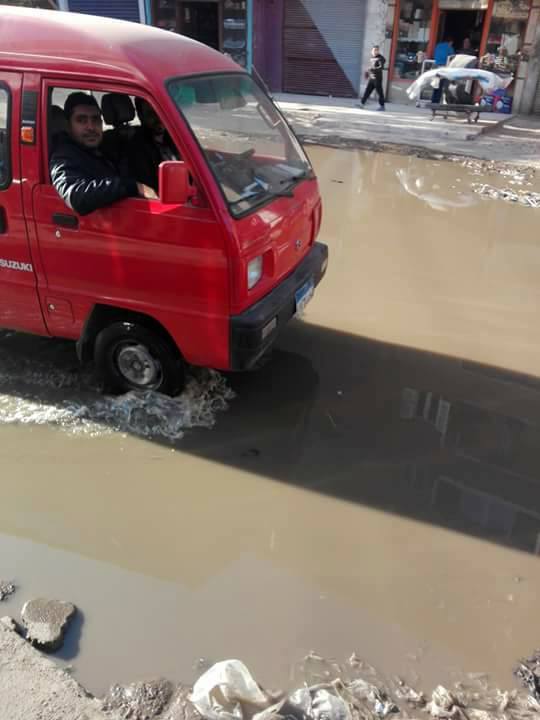 مياه الصرف تغرق شوارع المدينة الصناعية فى الفيوم (1)