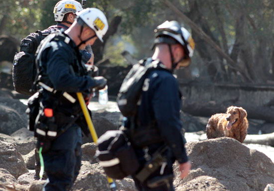 استمرار البحث عن مفقودين فى كاليفورنيا بعد مصرع 17 شخصا بسبب الفيضانات