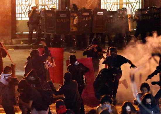 مواجهات بين محتجين وشرطة البرازيل