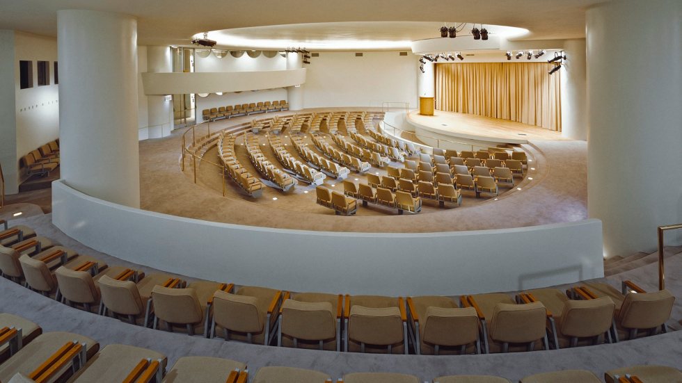 قاعة عرض مسرحي داخل متحف غوغنهايم