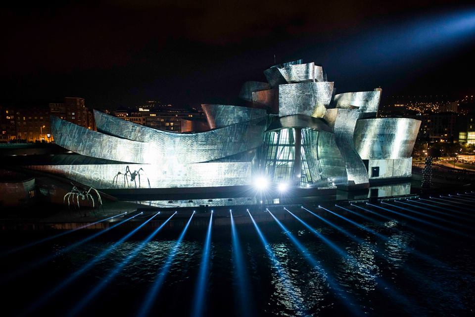 الإضاءة تظهر متحف غوغنهايم وكأنه سفينة تنير طريقها في الماء