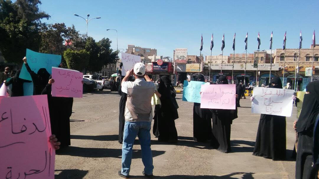 النساء يرفعن اللافتات فى شوارع اليمن