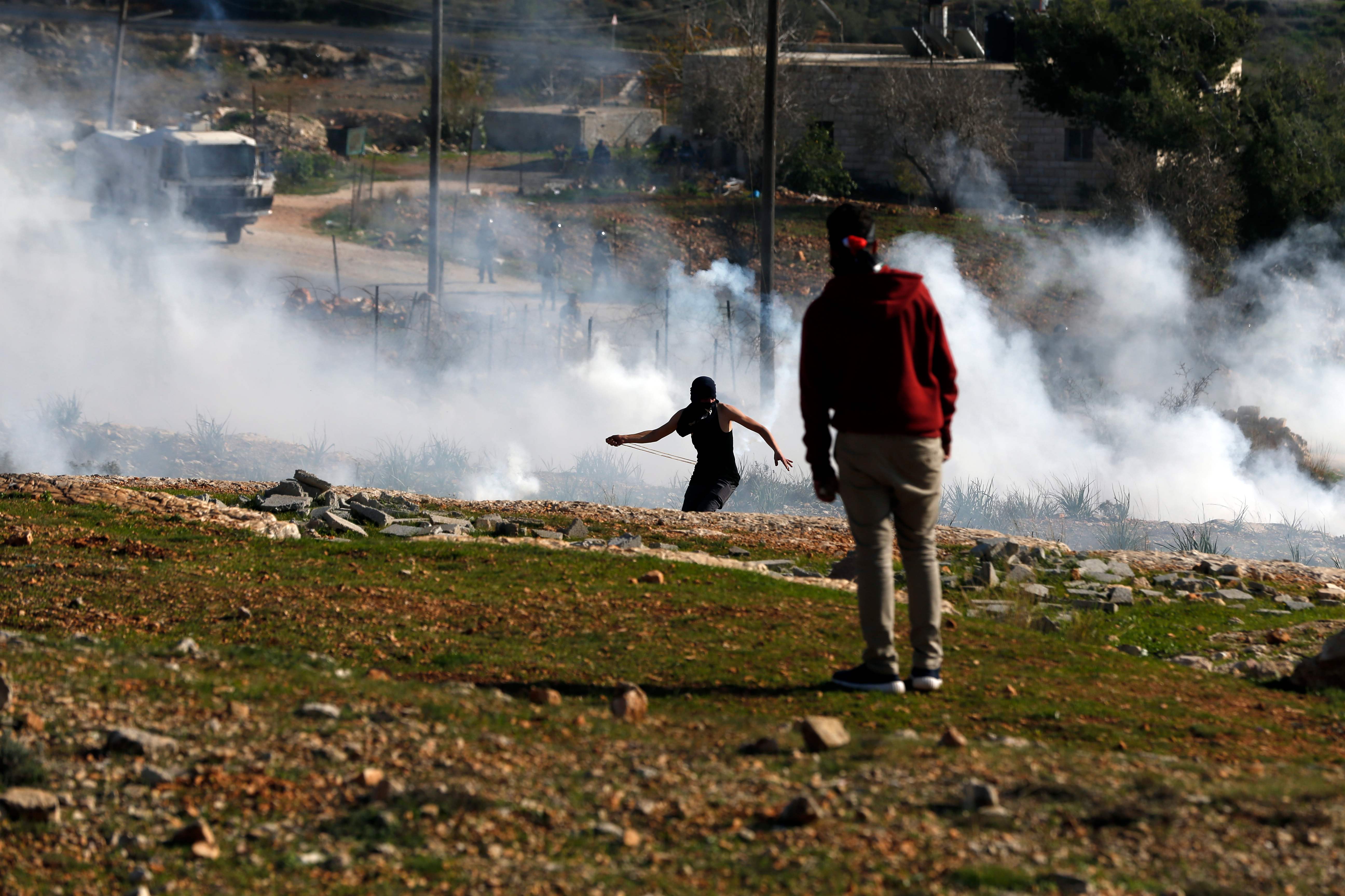 جنود الاحتلال يطلقون وابل من القنابل المسيلة للدموع
