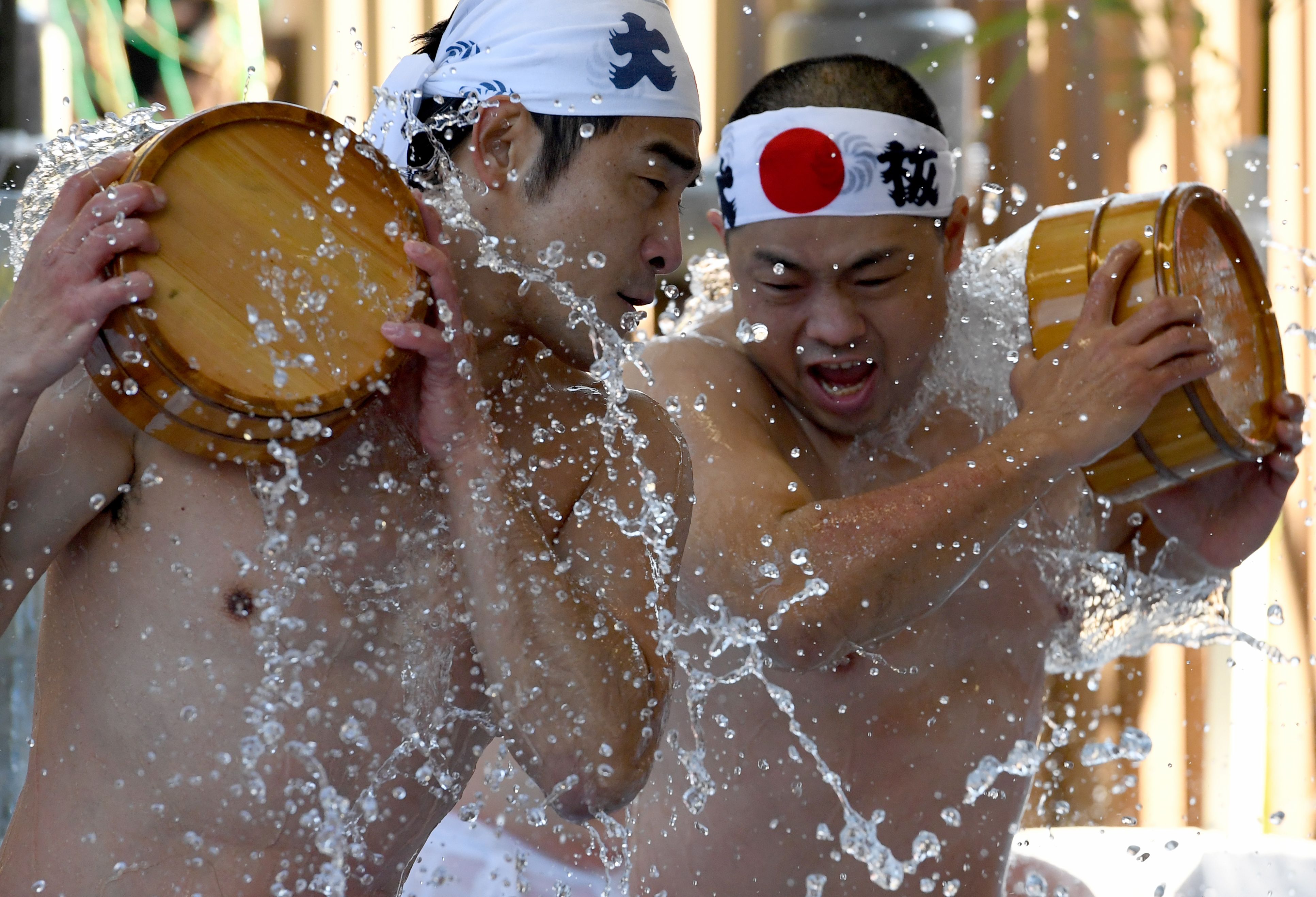 يابانيون يضعون الماء الساقع