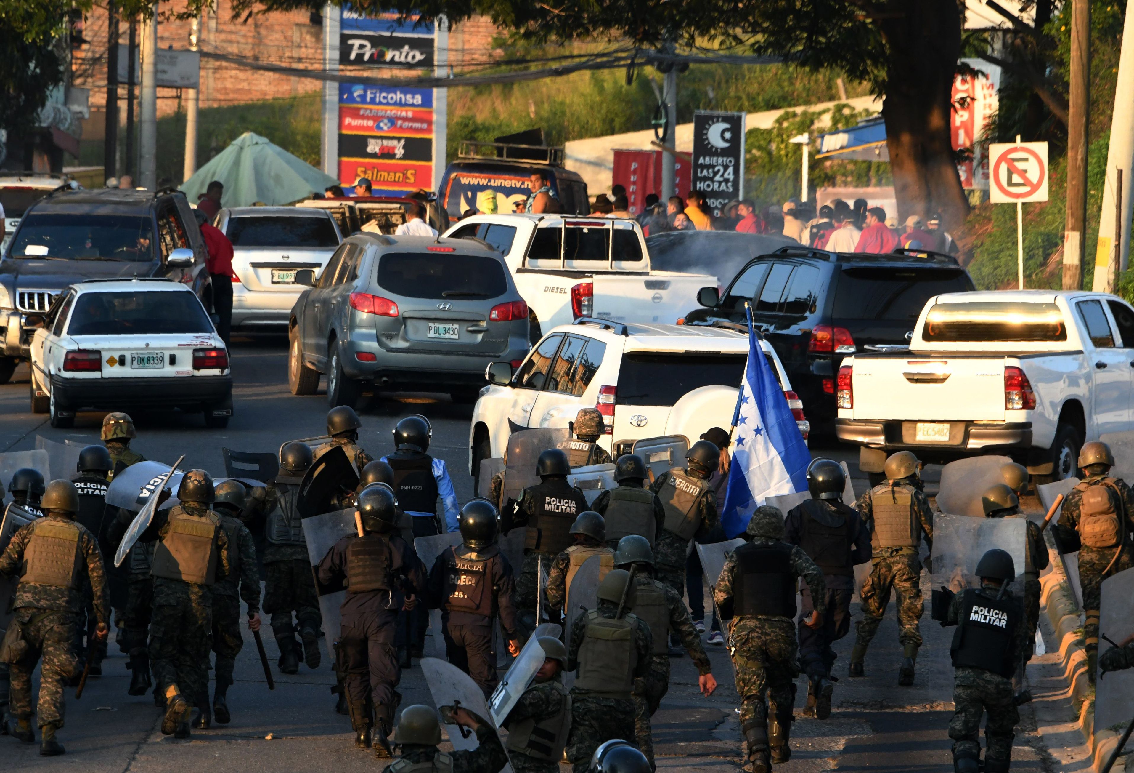 قوات الأمن تفرق المحتجين