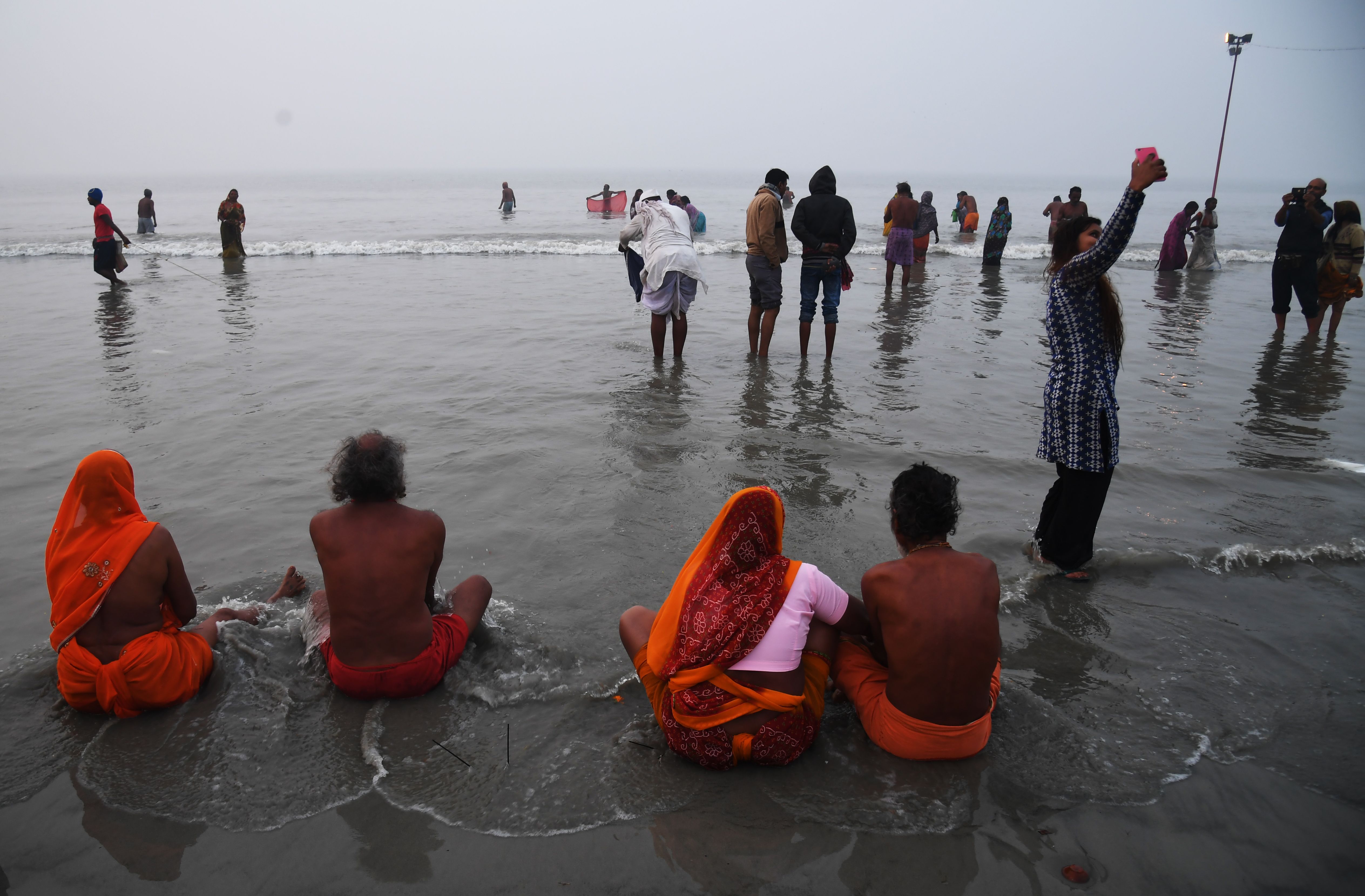 الهندوس يحجون ويستحمون فى نهر هندى