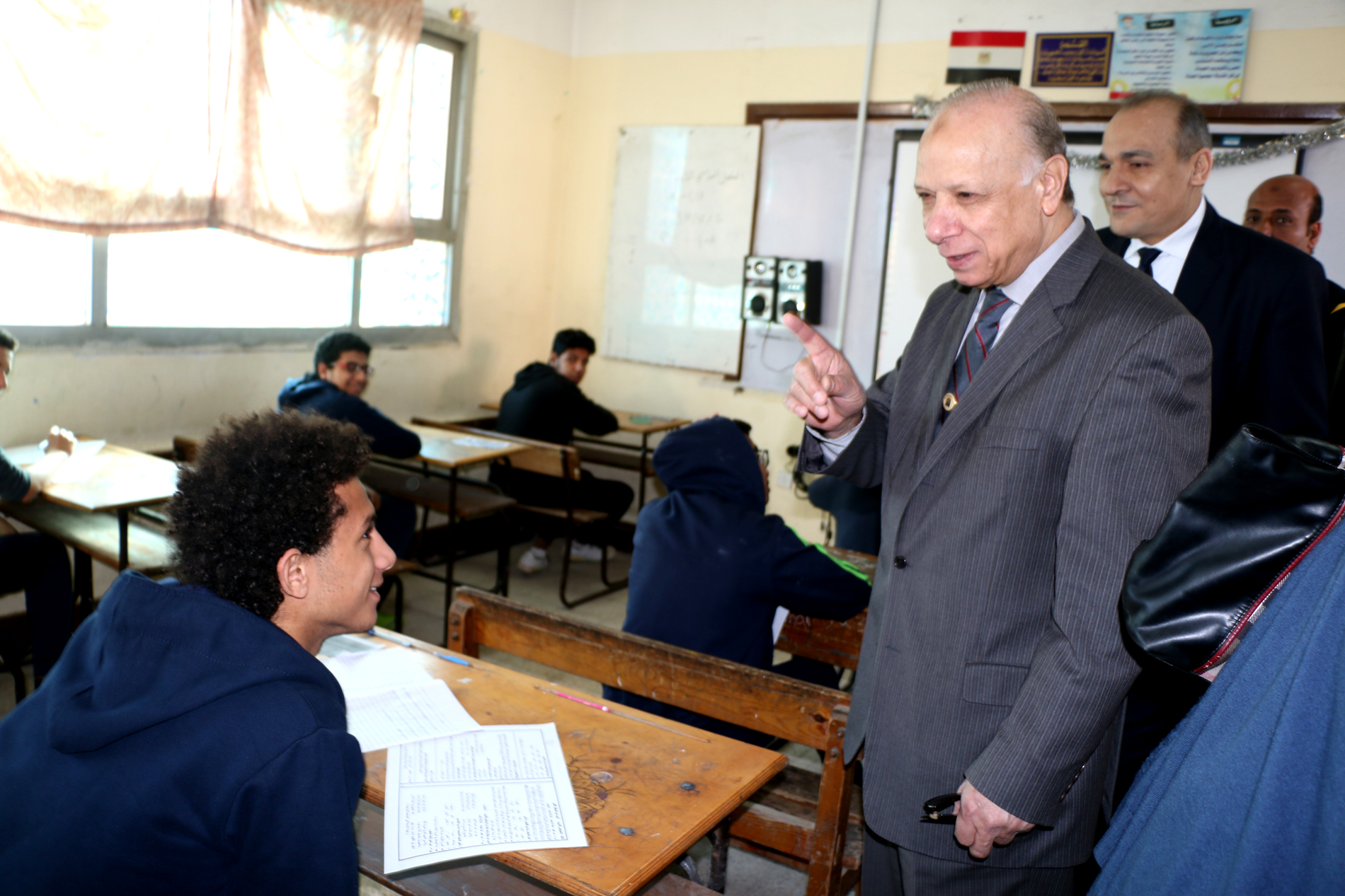محافظ القاهرة يتفقد سير امتحانات الشهادة الإعدادية (6)