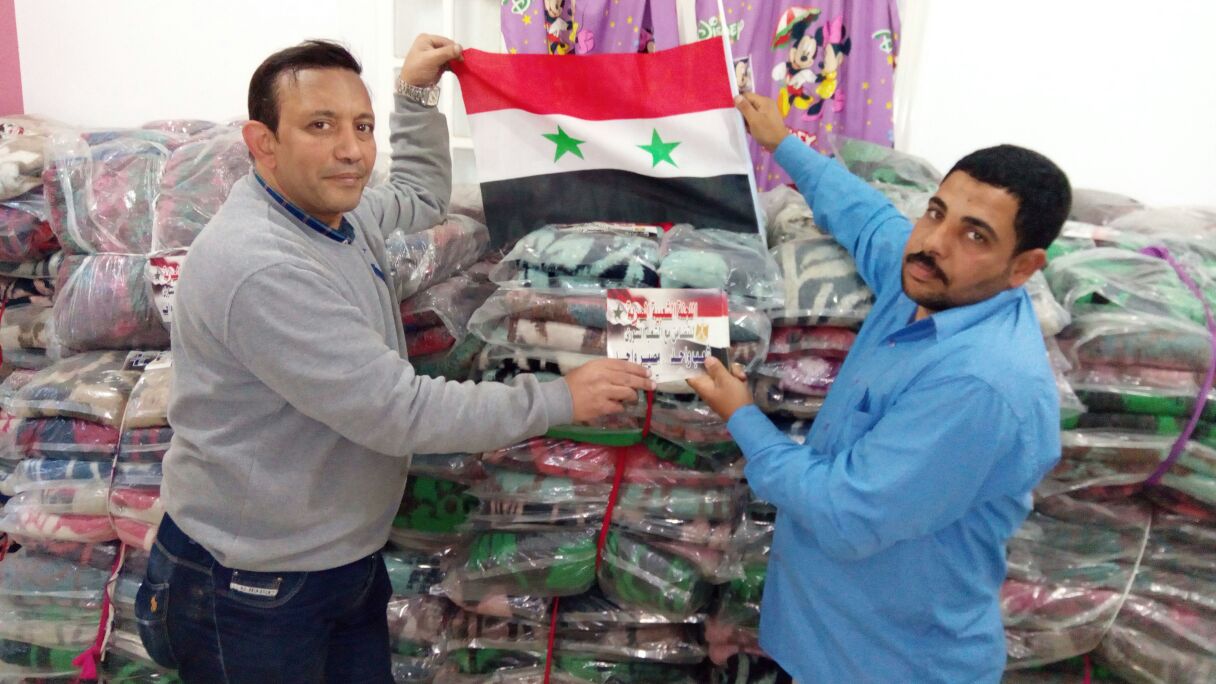 اللجنة الشعبية ترفع علم سوريا على البطاطين