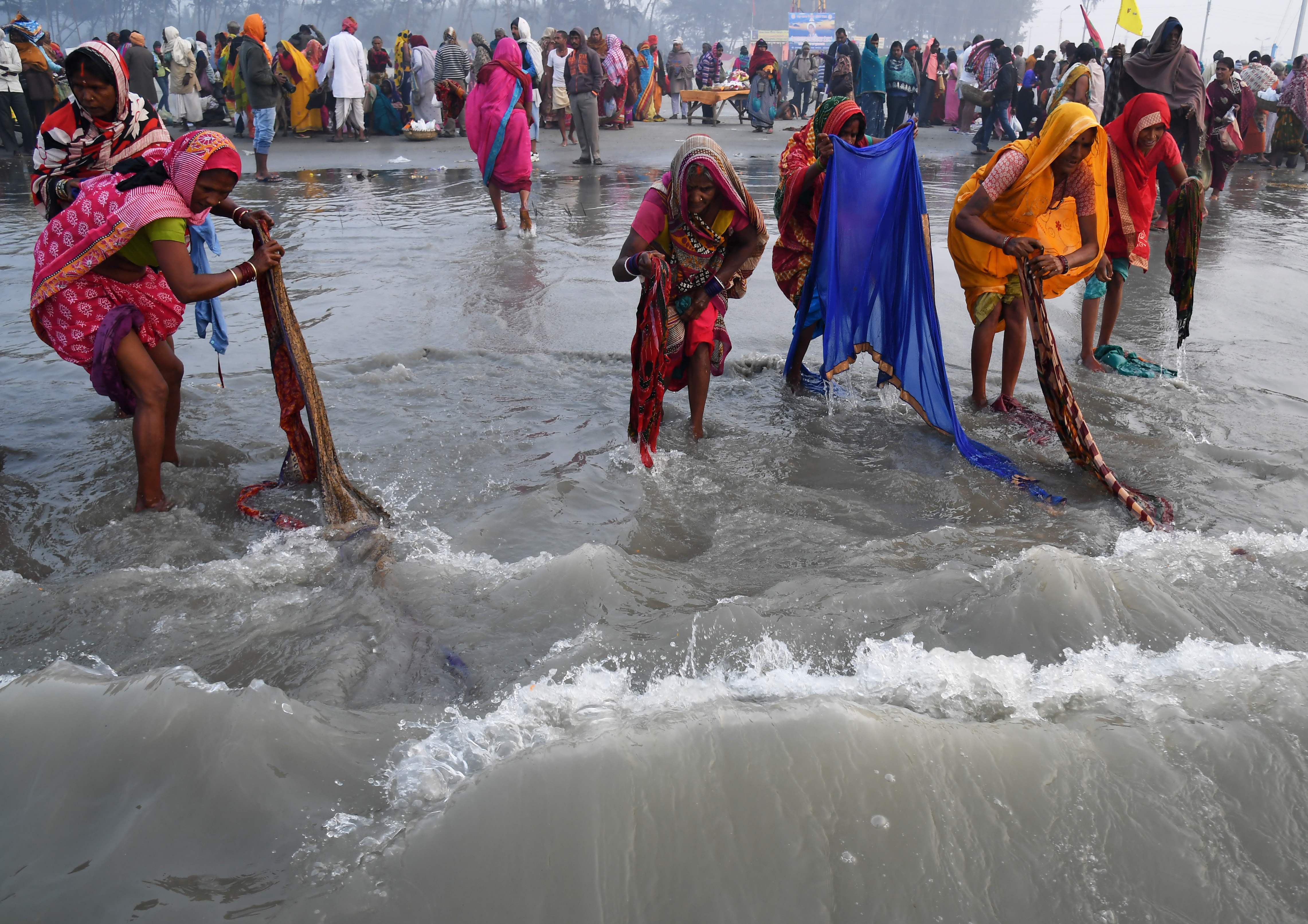 سيدات هندوس يستحمون فى المياه أملا فى التخلص من الخطايا