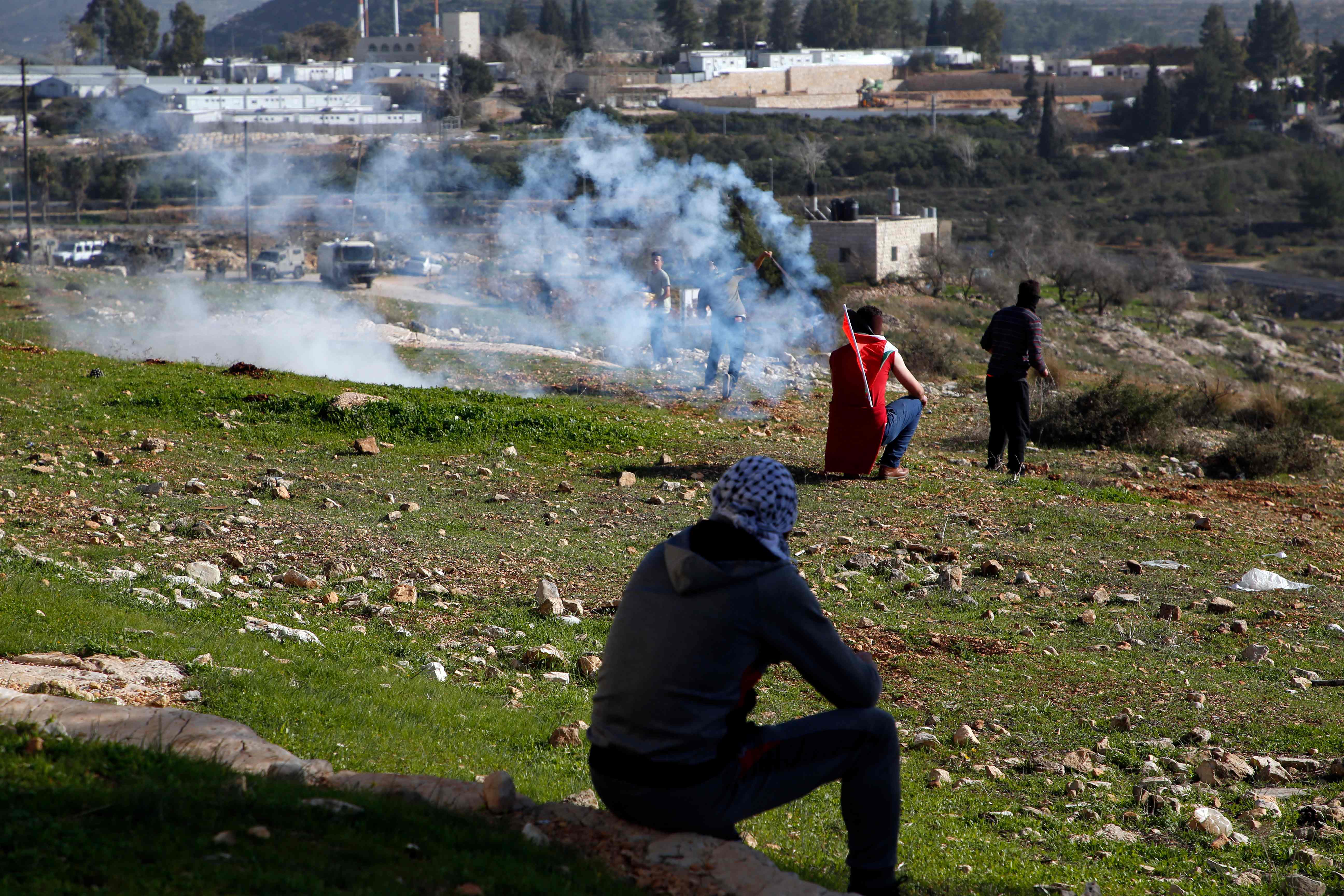 الاحتلال يطلق الغاز على الفلسطينيين