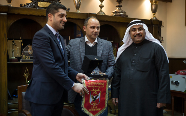 محمد مرجان يهدي مجلس النواب البحريني درع الاهلي