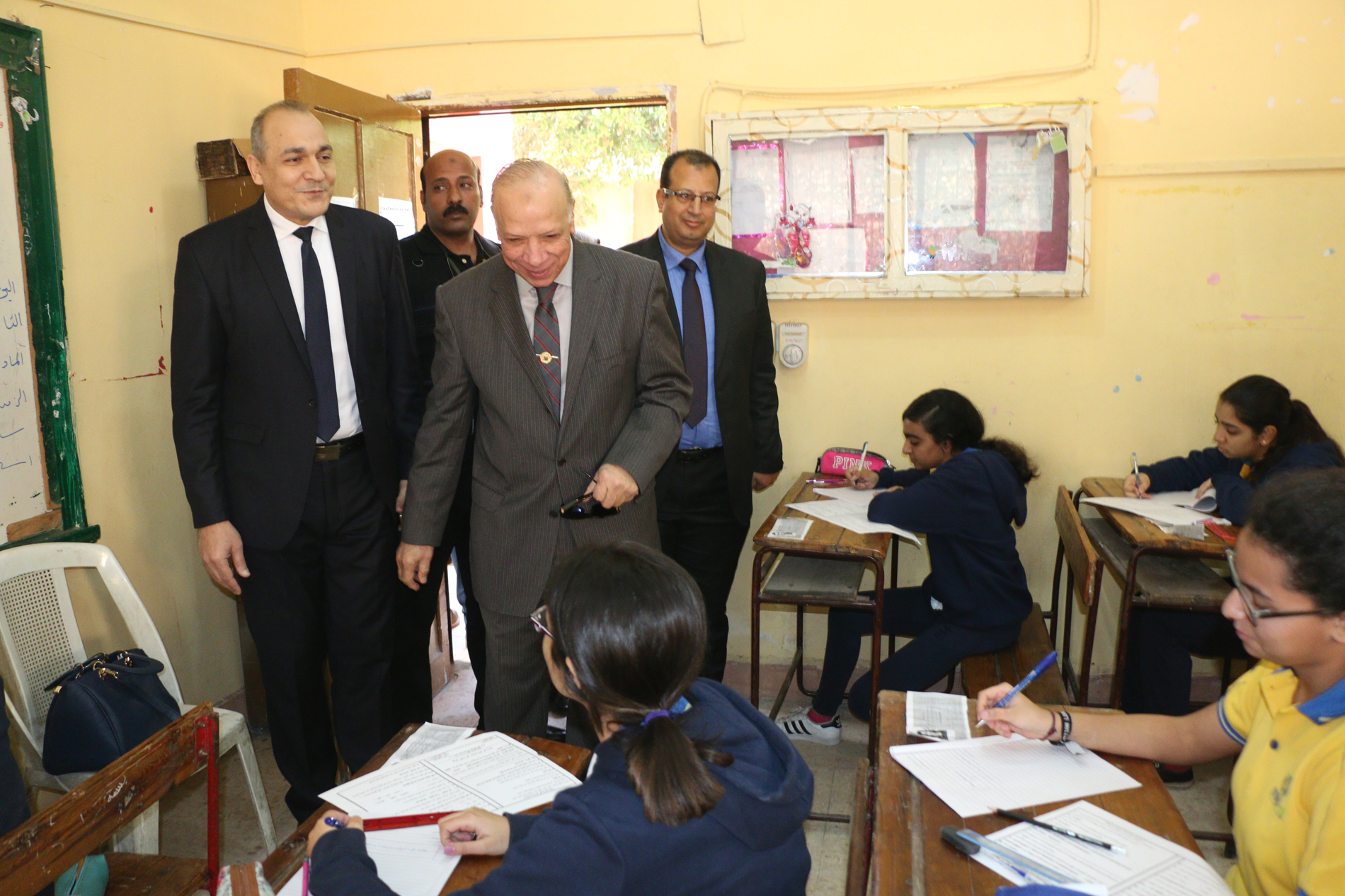 محافظ القاهرة يتفقد سير امتحانات الشهادة الإعدادية (2)