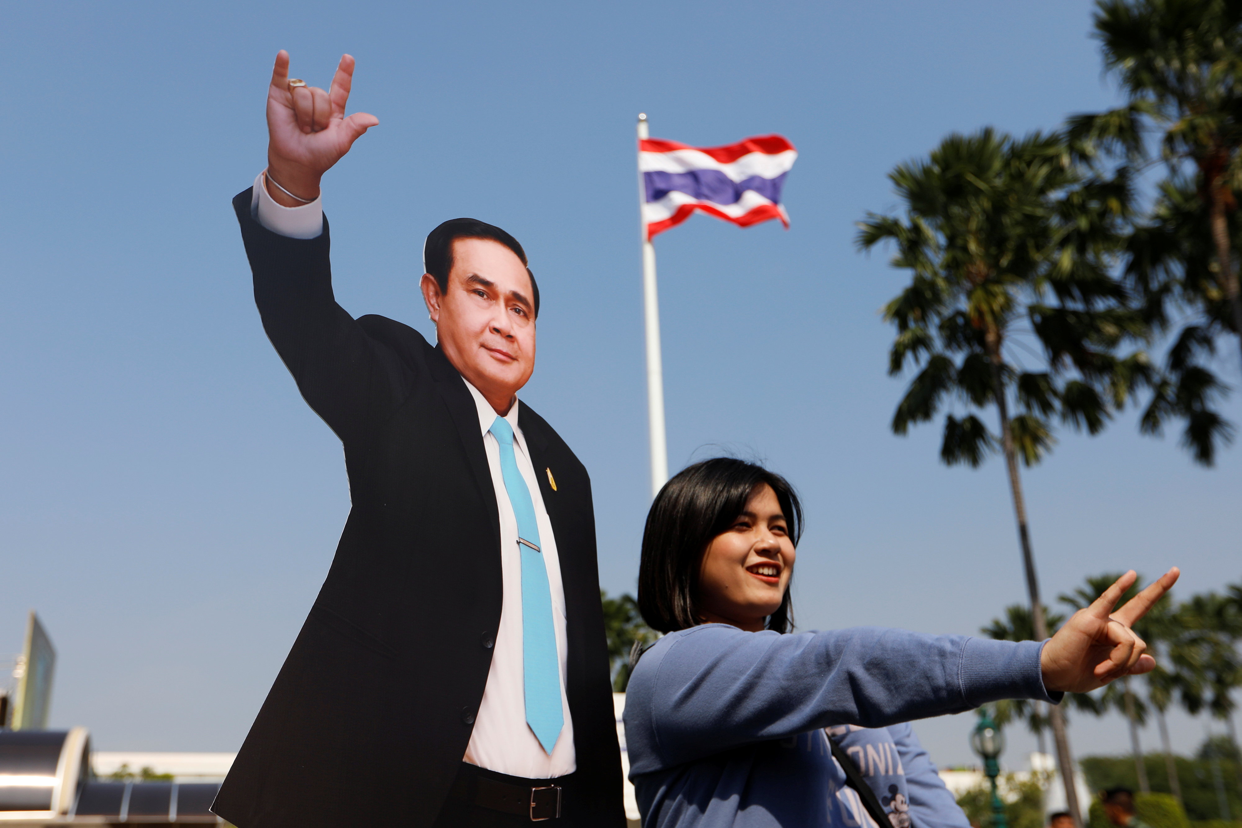 صورة مع هيكل كرتونى لرئيس وزراء تايلاند
