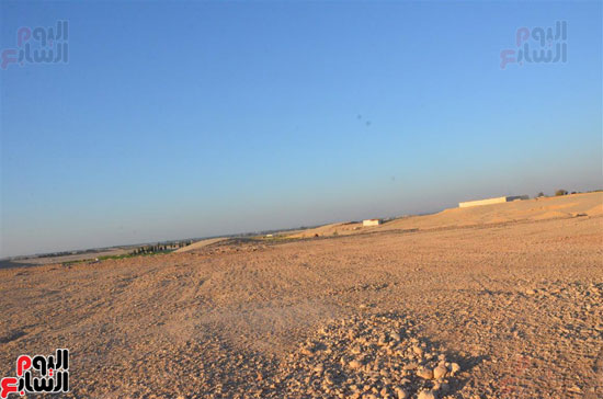 الصحراء المحيطة بالأراضى التى تم تعميرها بإسنا