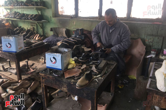 احد العمال يقوم بصناعة حذاء طبي