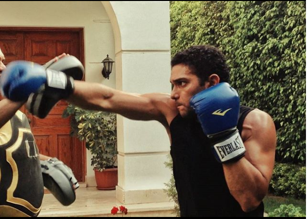 آسر ياسين يمارس رياضة الملاكمة