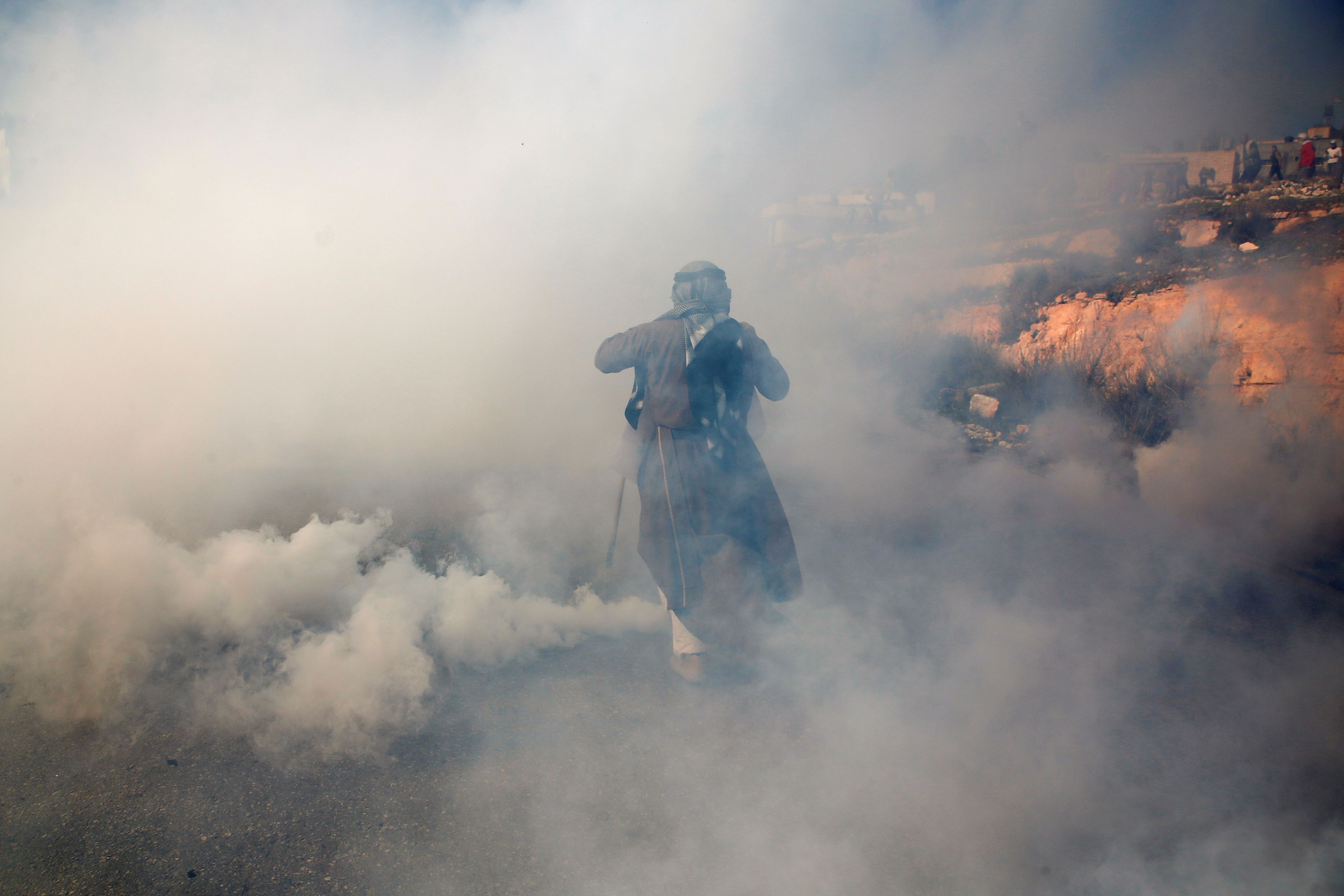 متظاهر وسط الغاز المسيل للدموع