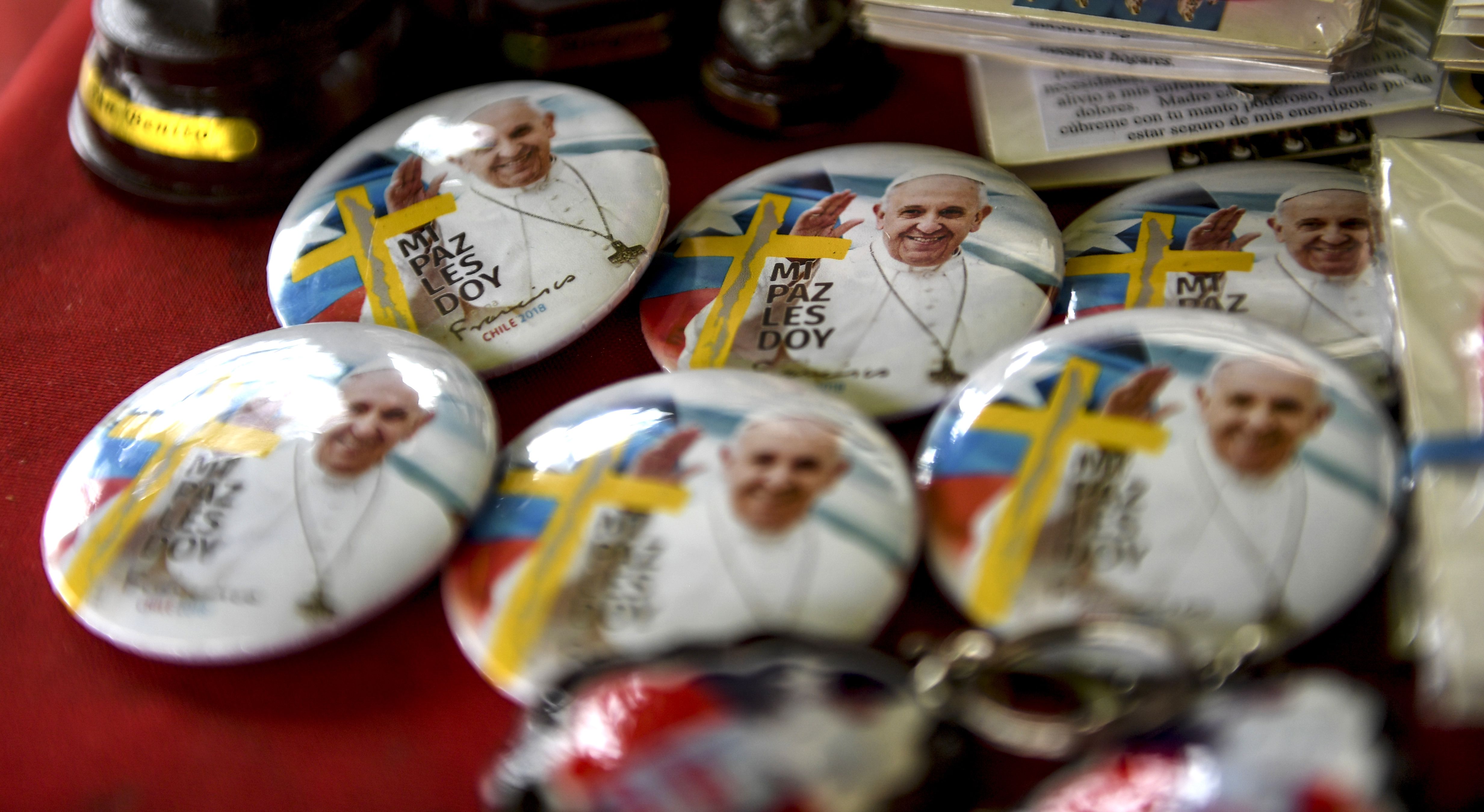 دبابيس تحمل صور بابا الفاتيكان
