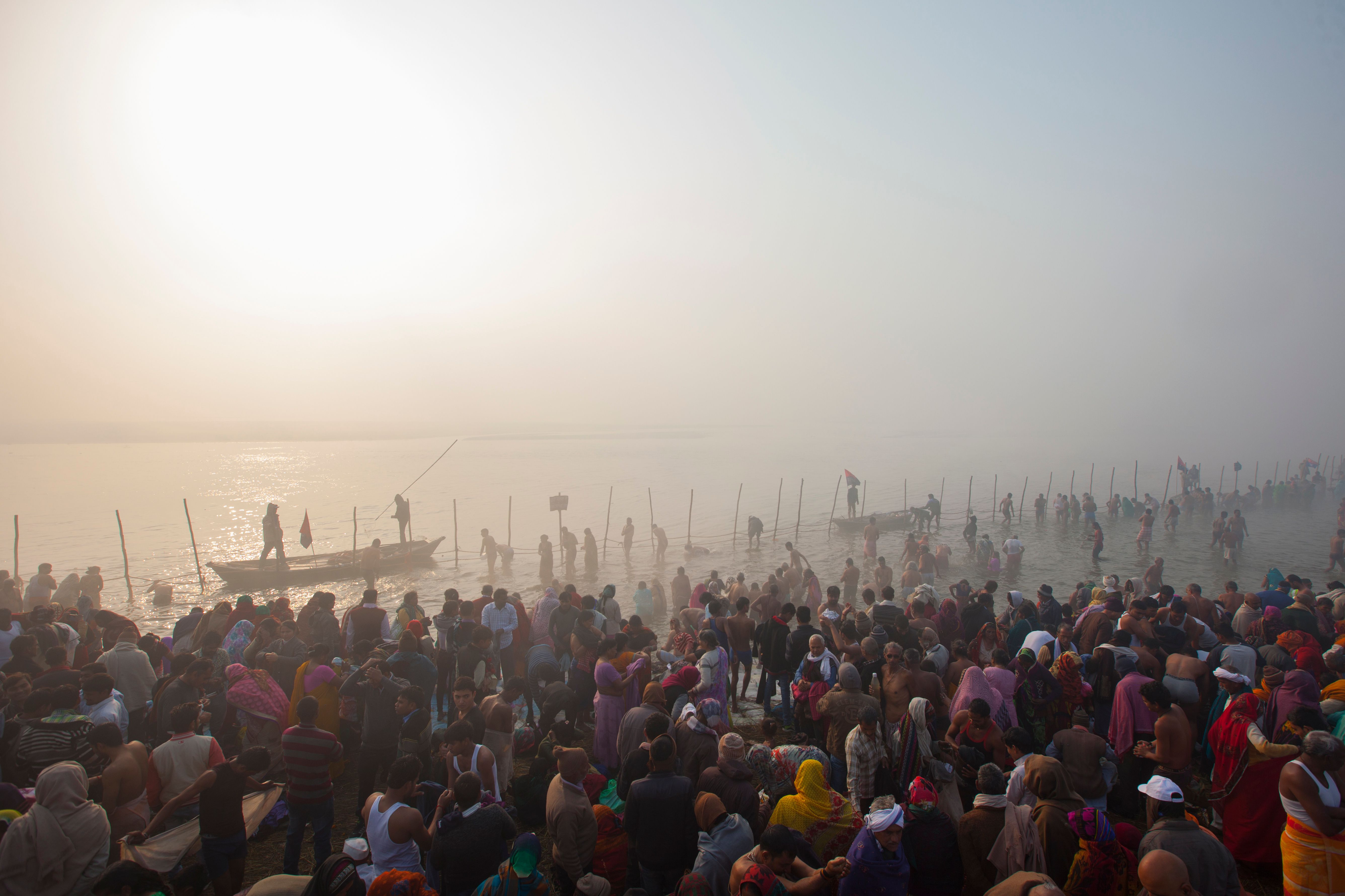 آلاف الهنود يتجمعون على ضفاف النهر للاحتفال بمهرجان ماكار سانكرانتى