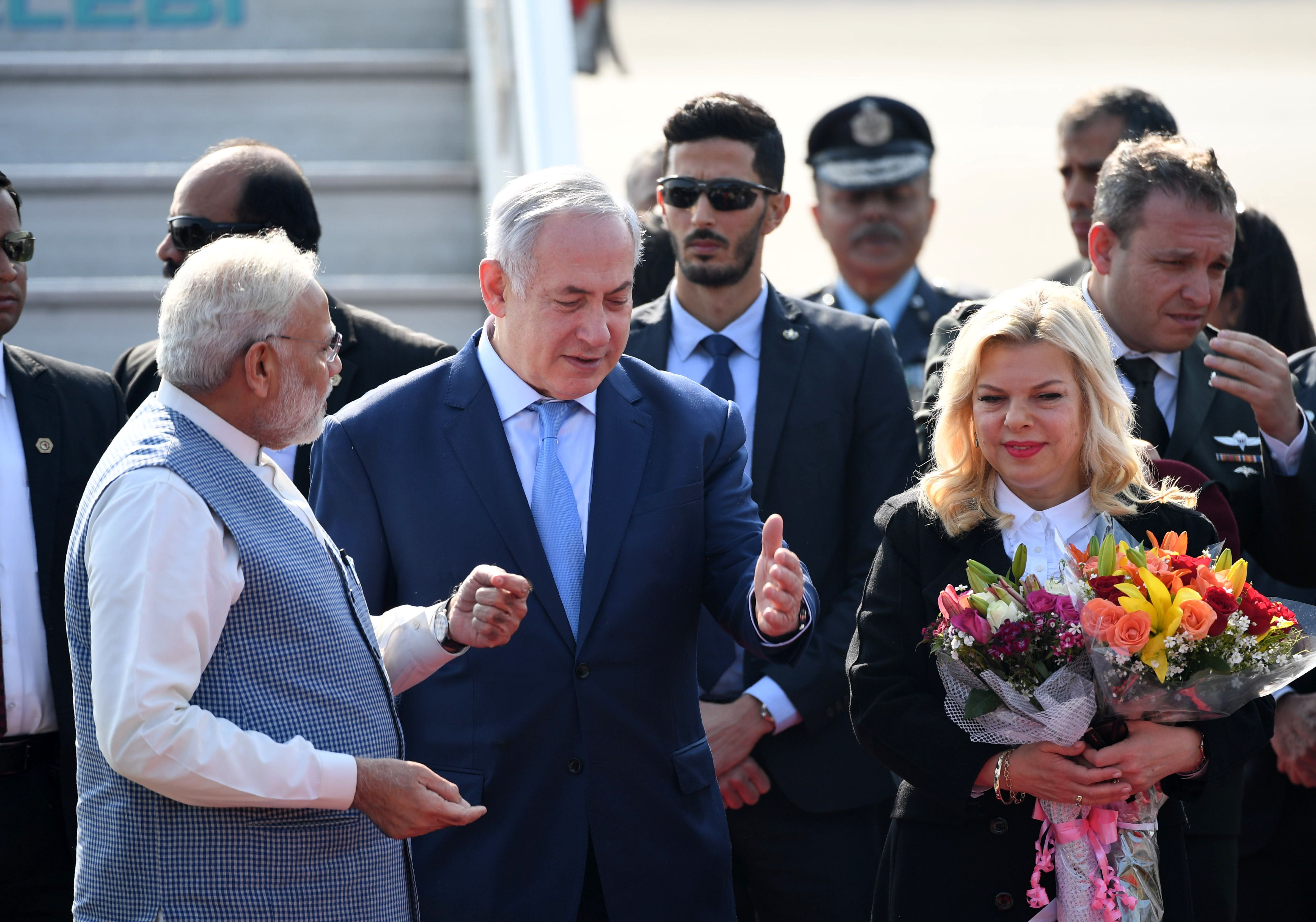 سارة نتنياهو تحمل باقة زهور خلال زيارة الهند