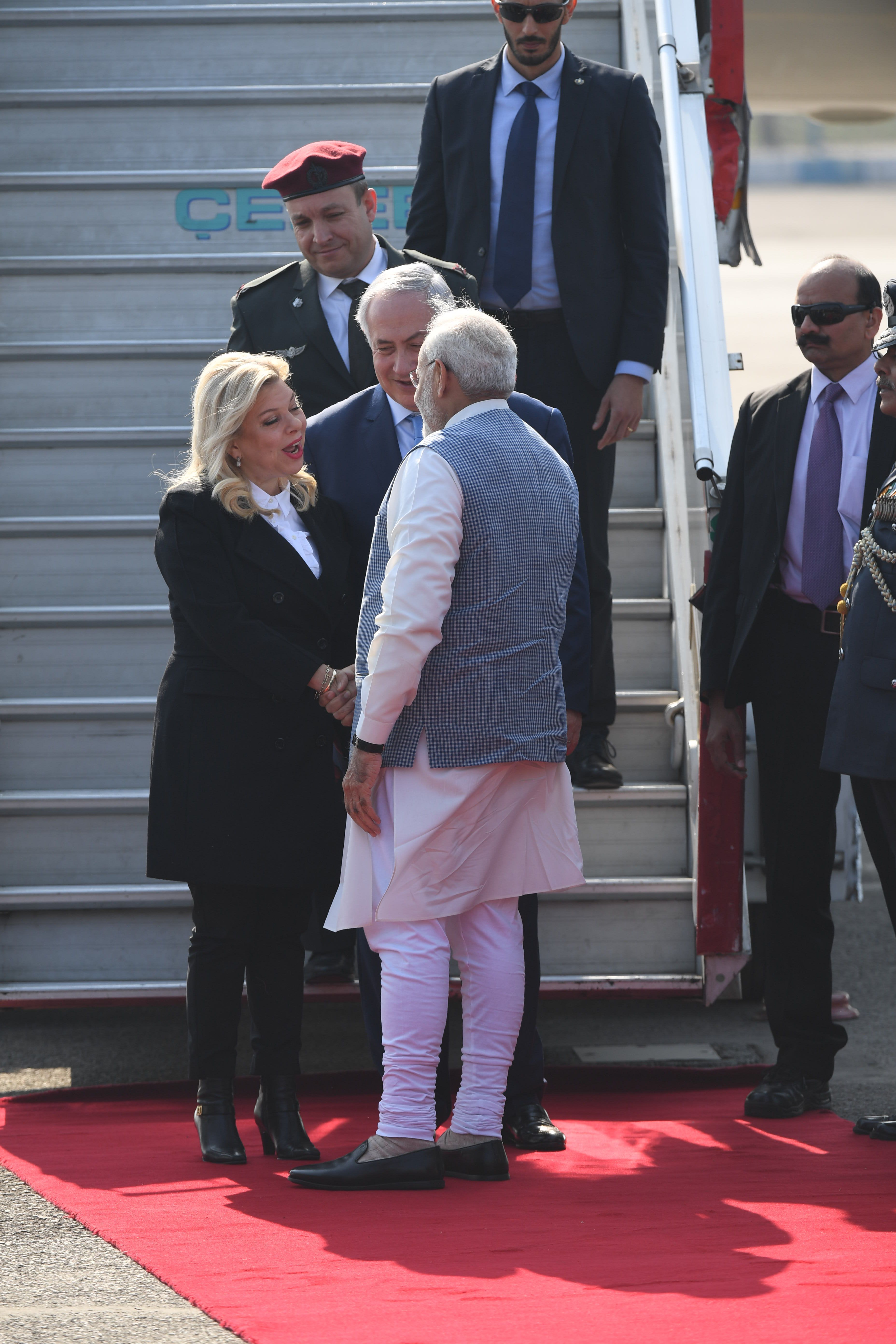 رئيس وزراء الهند يصافح زوجة نتنياهو