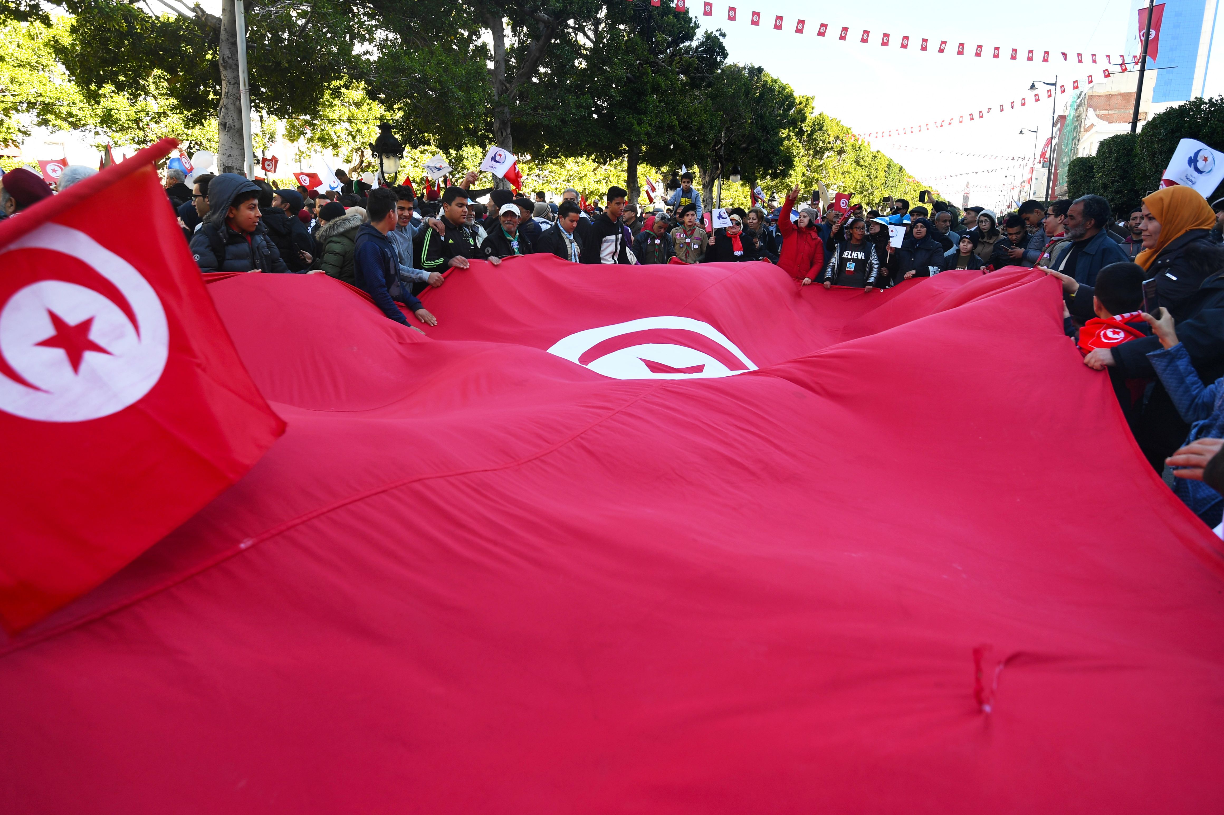 علم ضخم لتونس خلال احتفالات ذكرى الثورة