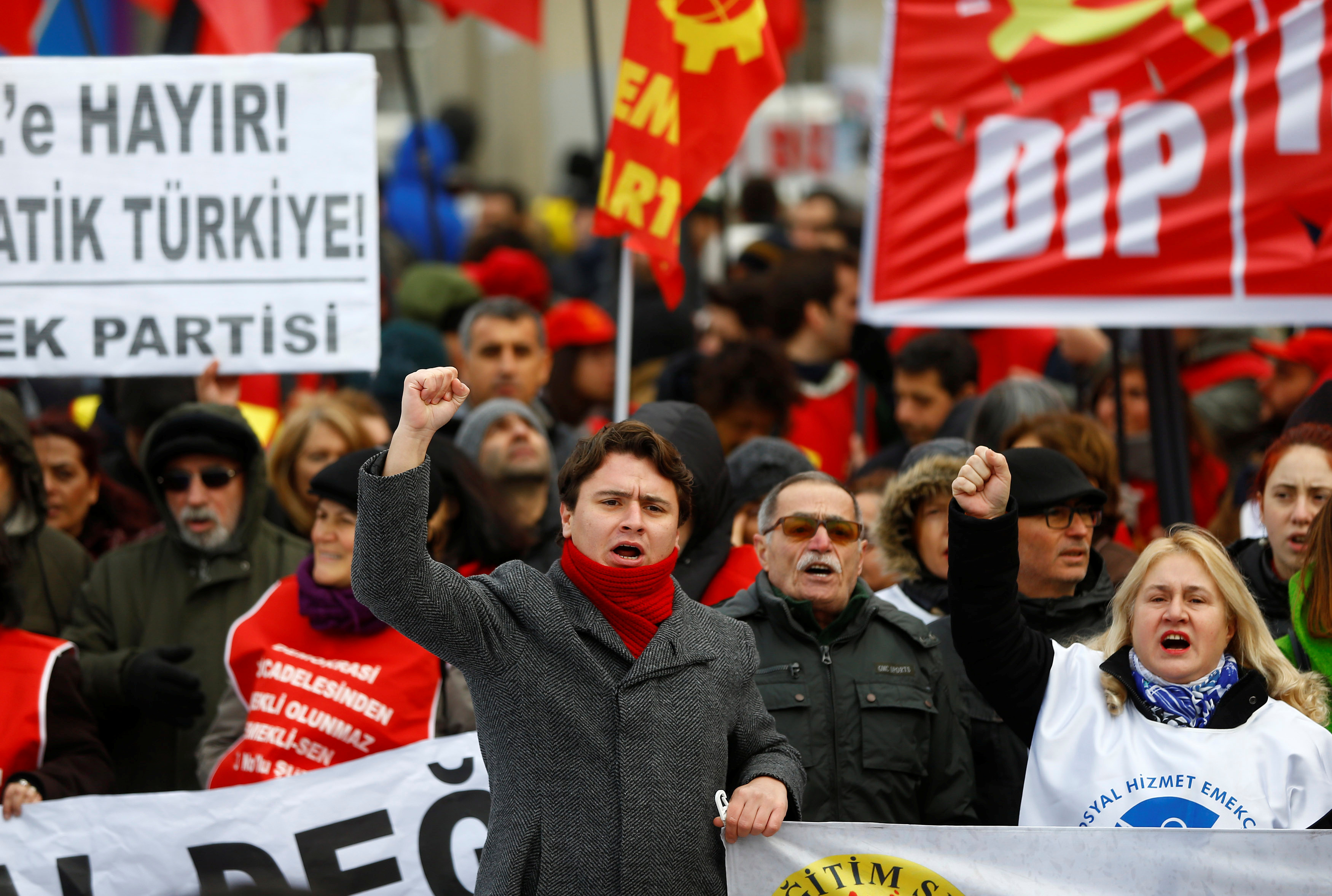 متظاهرون فى تركيا ضد تمديد حالة الطوارئ