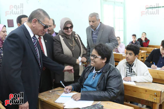 جانب من جولة المحافظ في لجان الشهادة الإعدادية