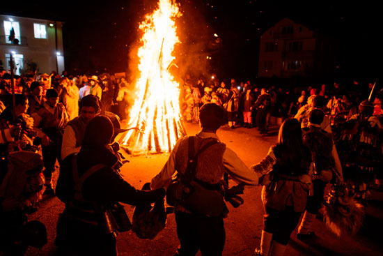 الرقص حول النيران فى المهرجان
