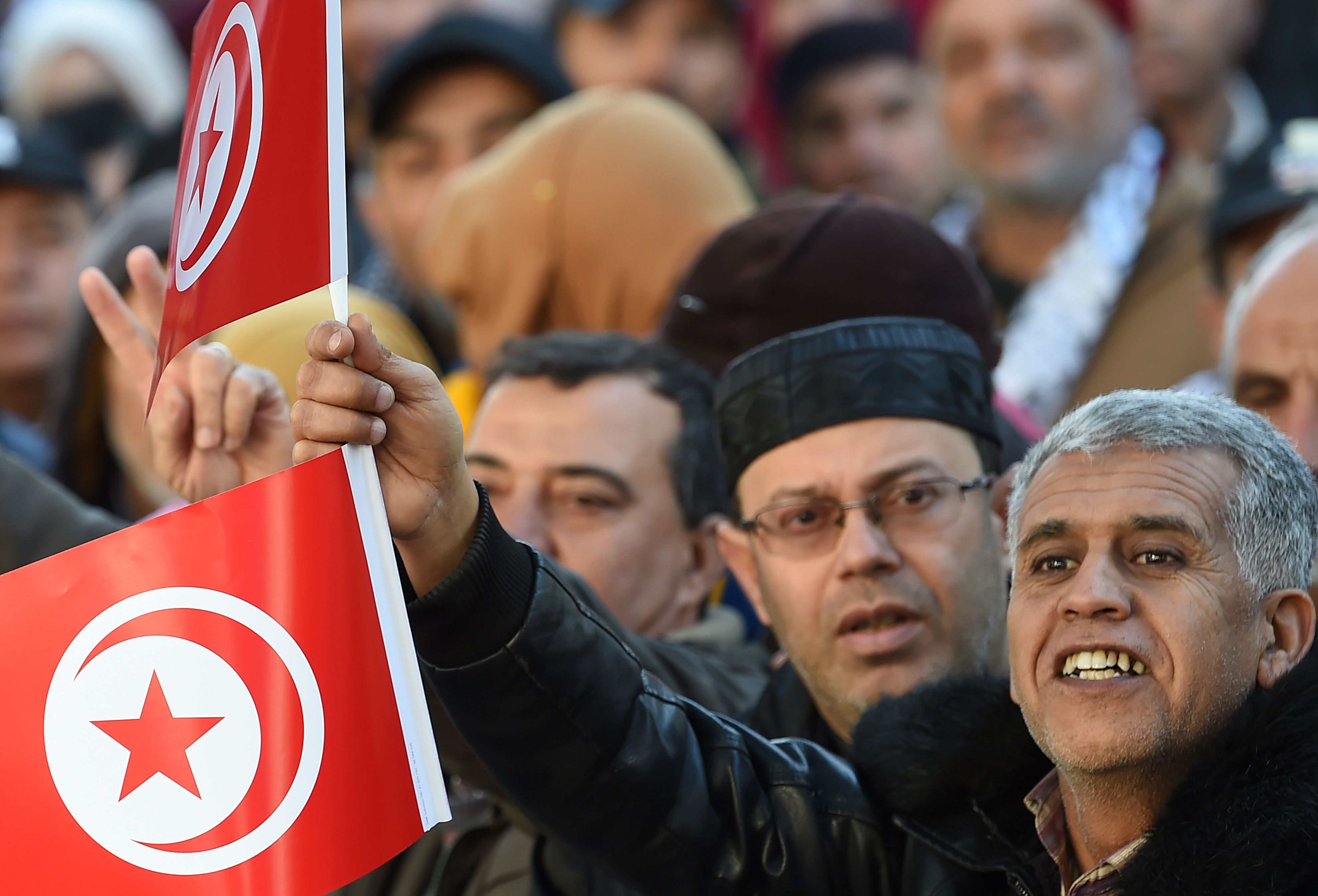 رجال تونس يحتفلون بالذكرى السابعة للثورة