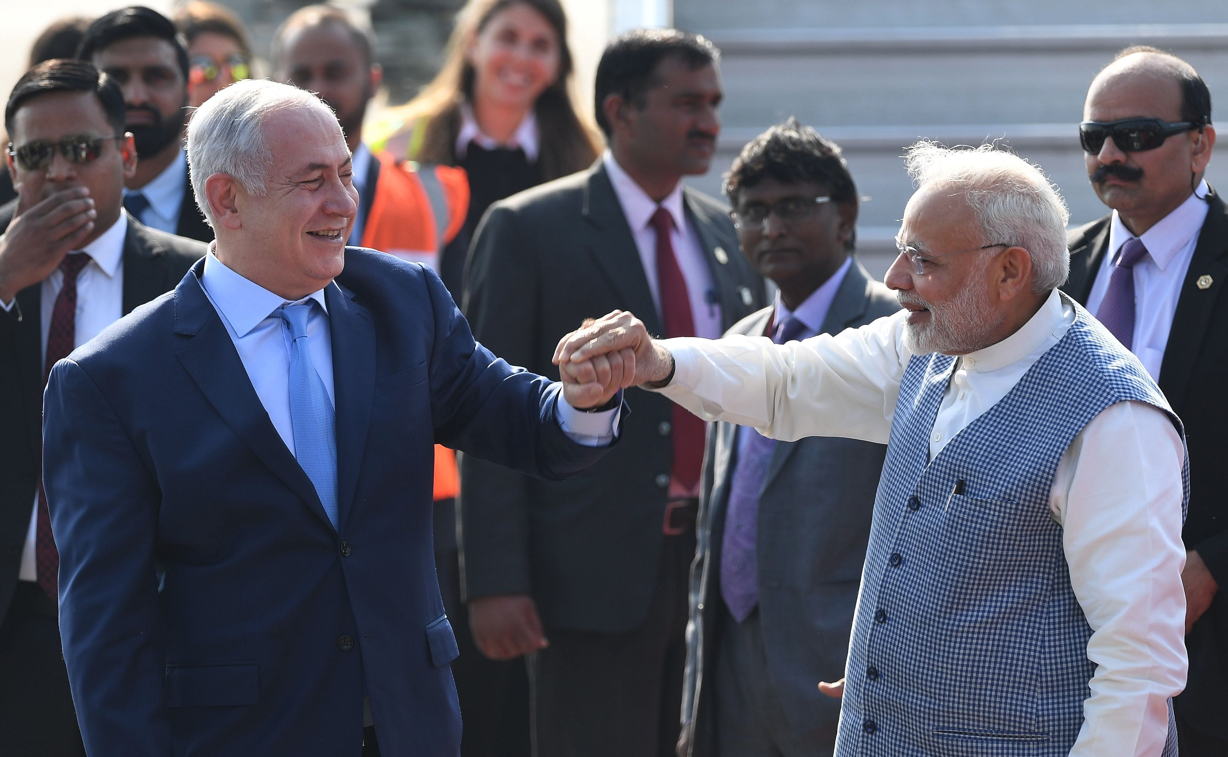 مصافحة بين رئيسا وزراء الهند وإسرائيل