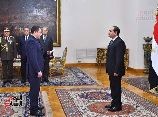 صور الوزراء الجدد يؤدون اليمين الدستورية أمام الرئيس السيسي (5)