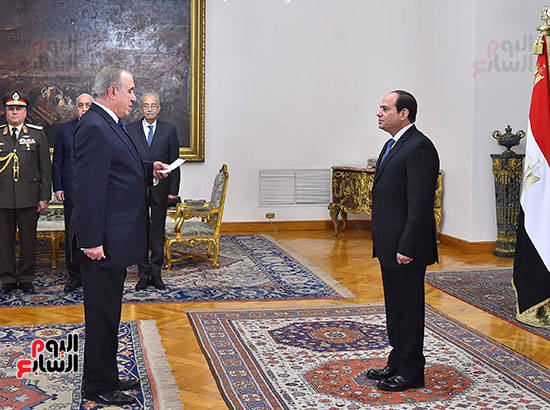 صور الوزراء الجدد يؤدون اليمين الدستورية أمام الرئيس السيسي (2)