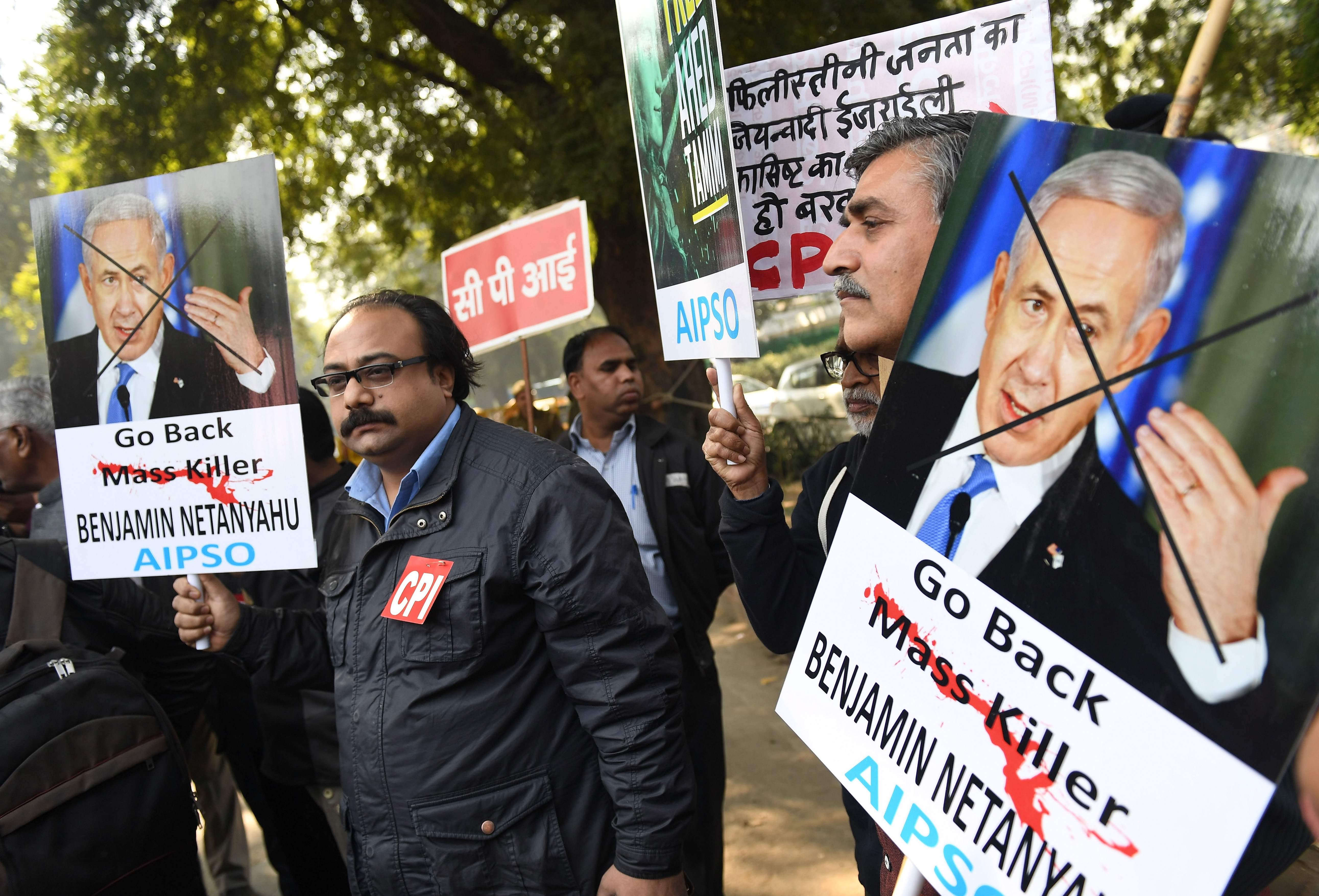 رفع صور منددة بزيارة نتنياهو للهند