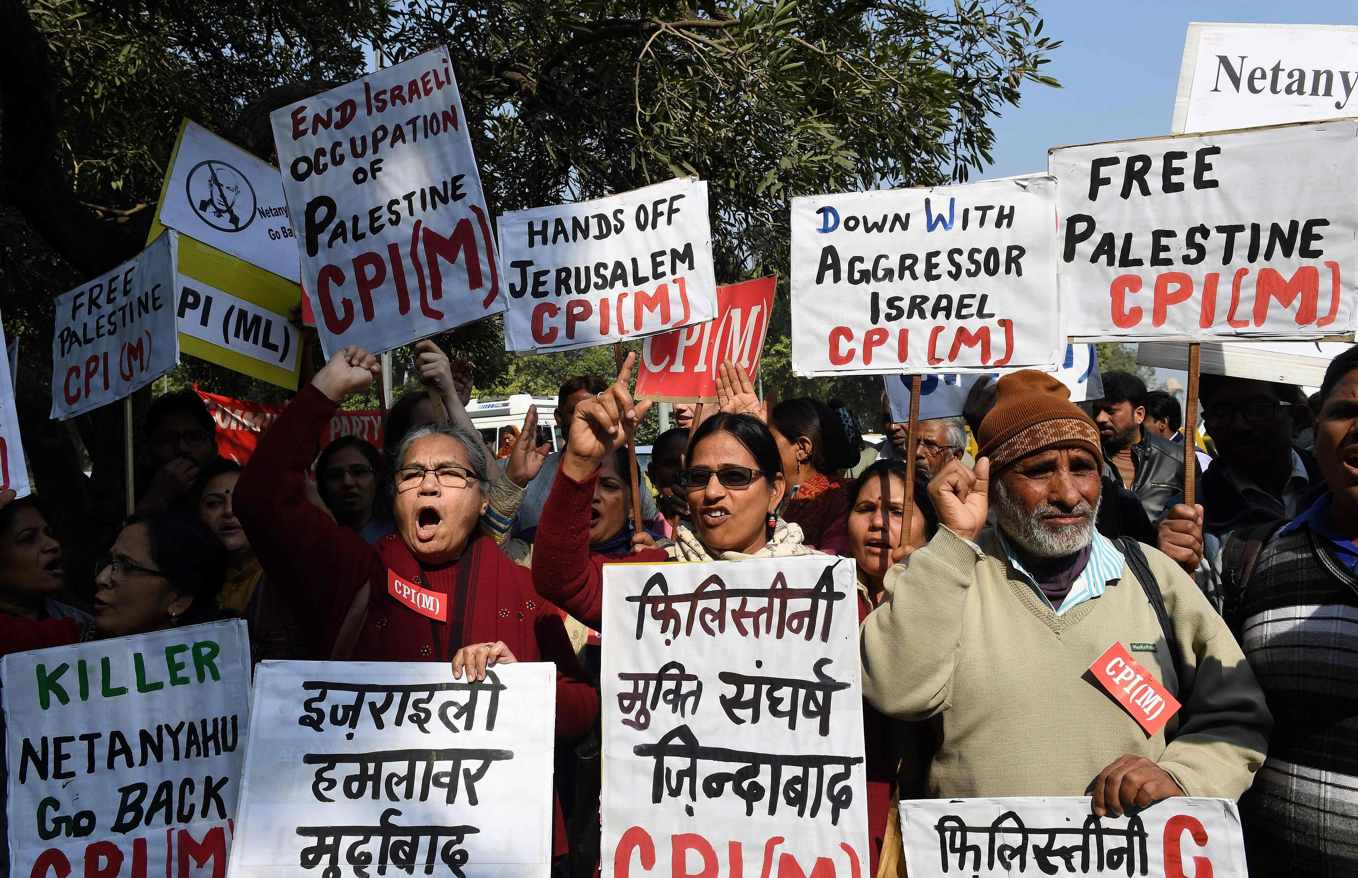 لافتات منددة بزيارة نتنياهو