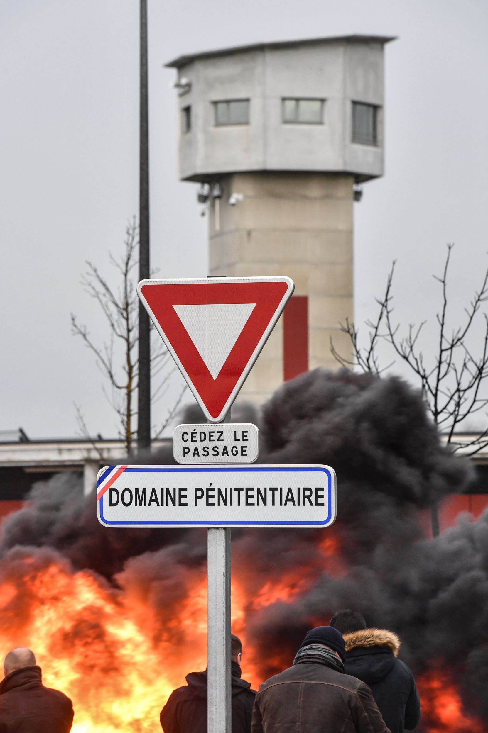 ارتفاع الأدخنة جراء حريق الاطارات فى فرنسا