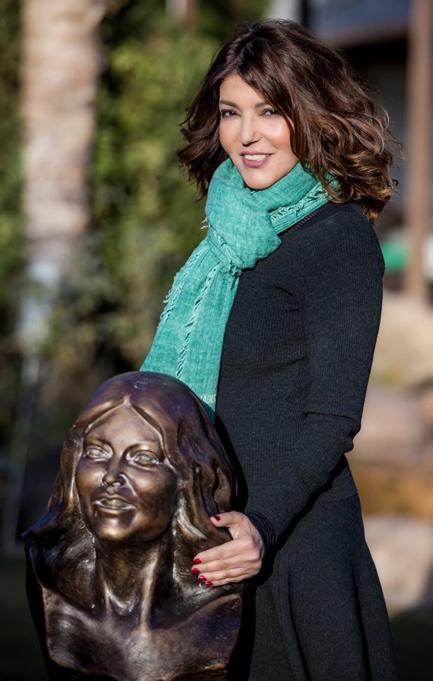 جمهور سميرة سعيد يفاجئونها بتمثال في عيد ميلادها 