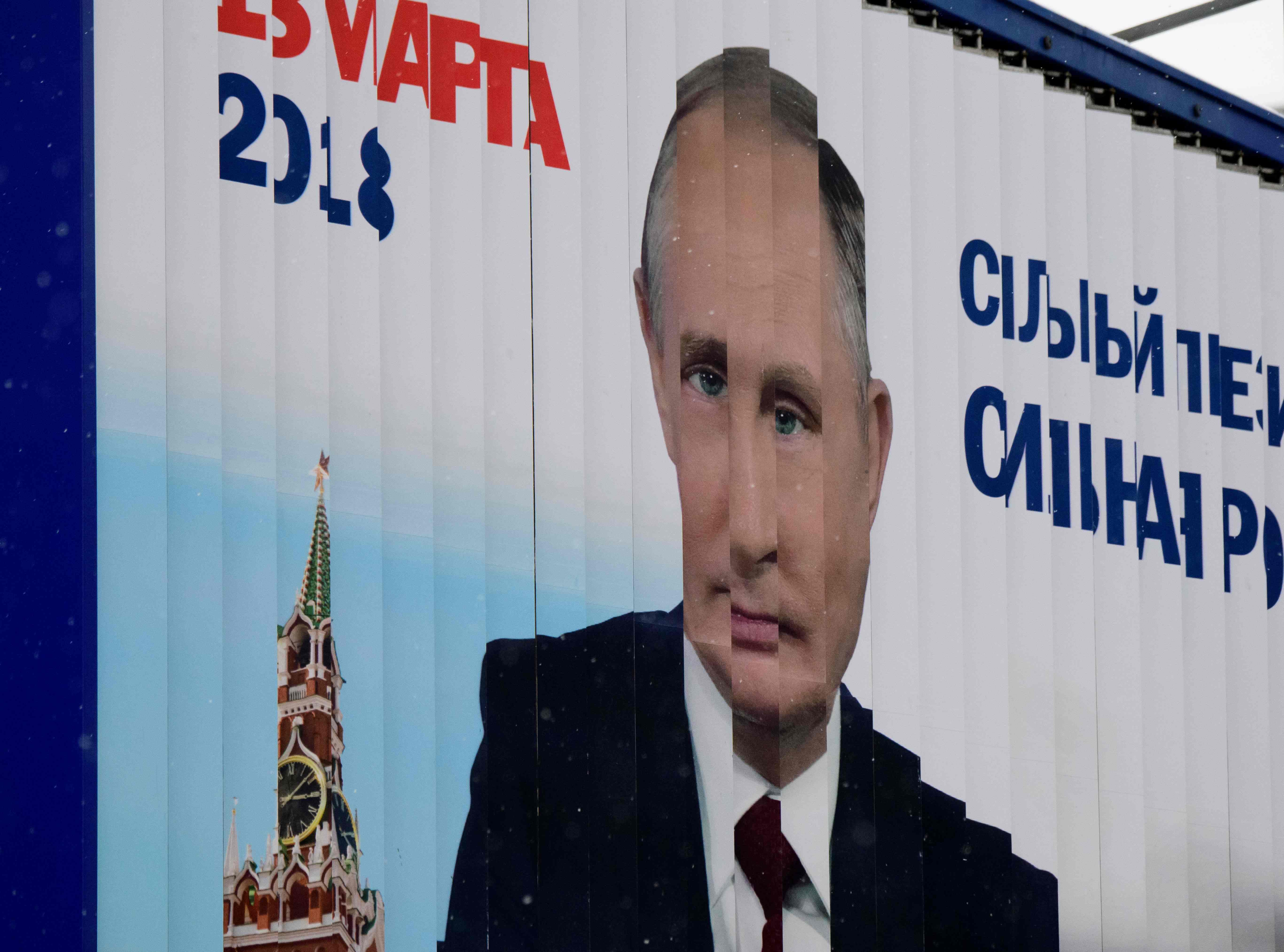 لافتات دعم الرئيس الروسى فى شوارع موسكو