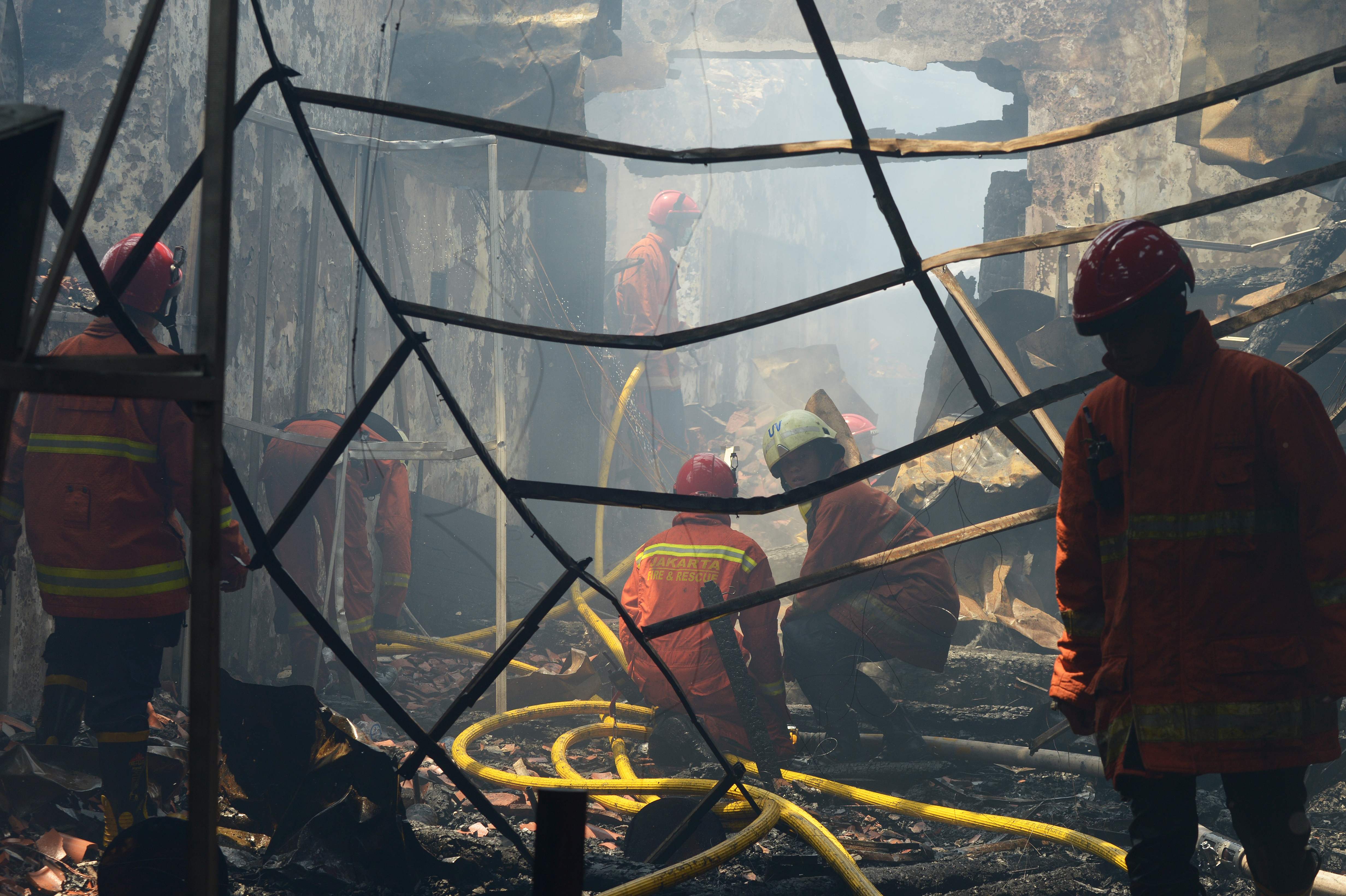 انهيار مبنى أثرى فى إندونيسيا بسبب حريق