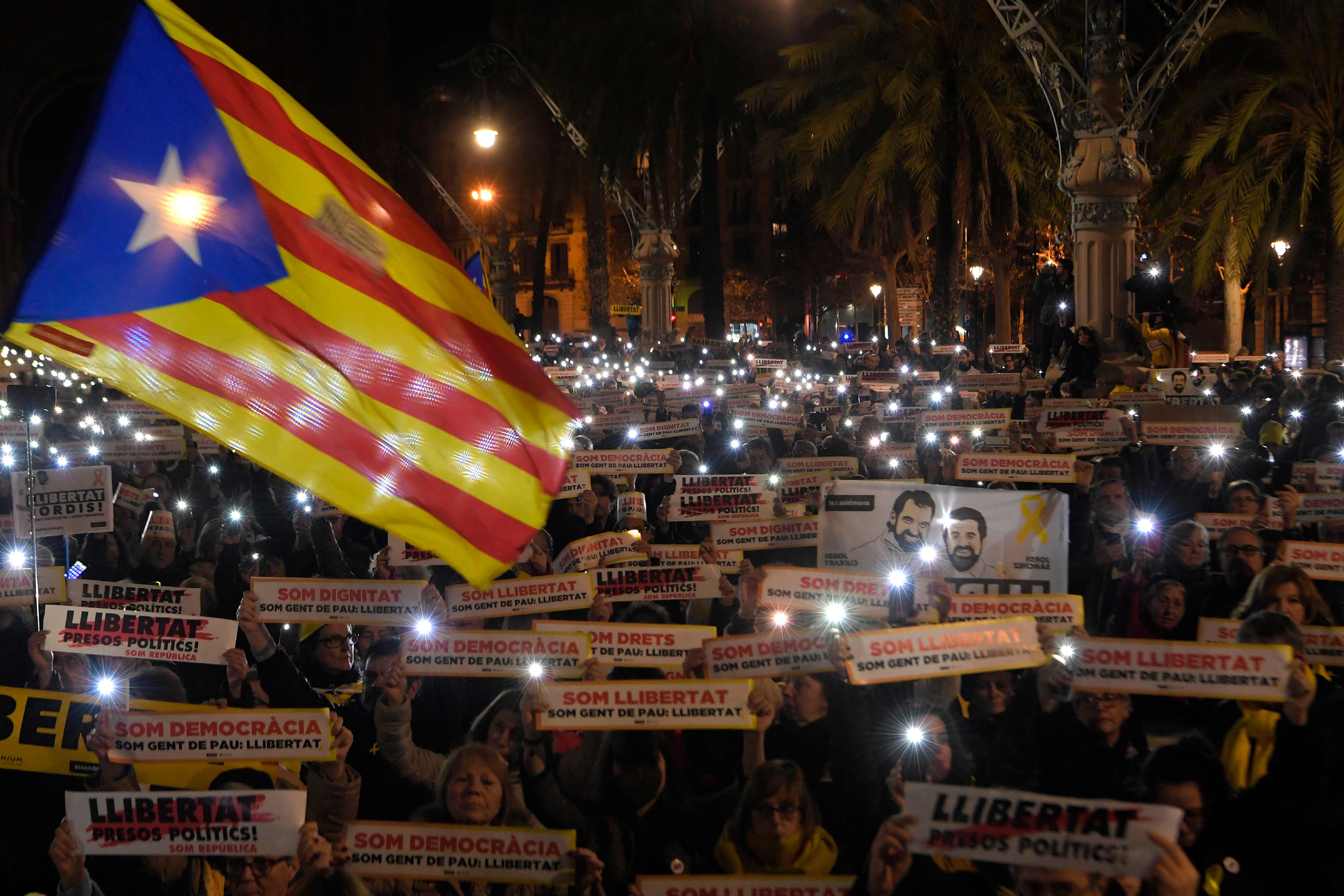 تظاهرات فى كتالونيا تطالب بالإفراج عن مسئولى الإقليم