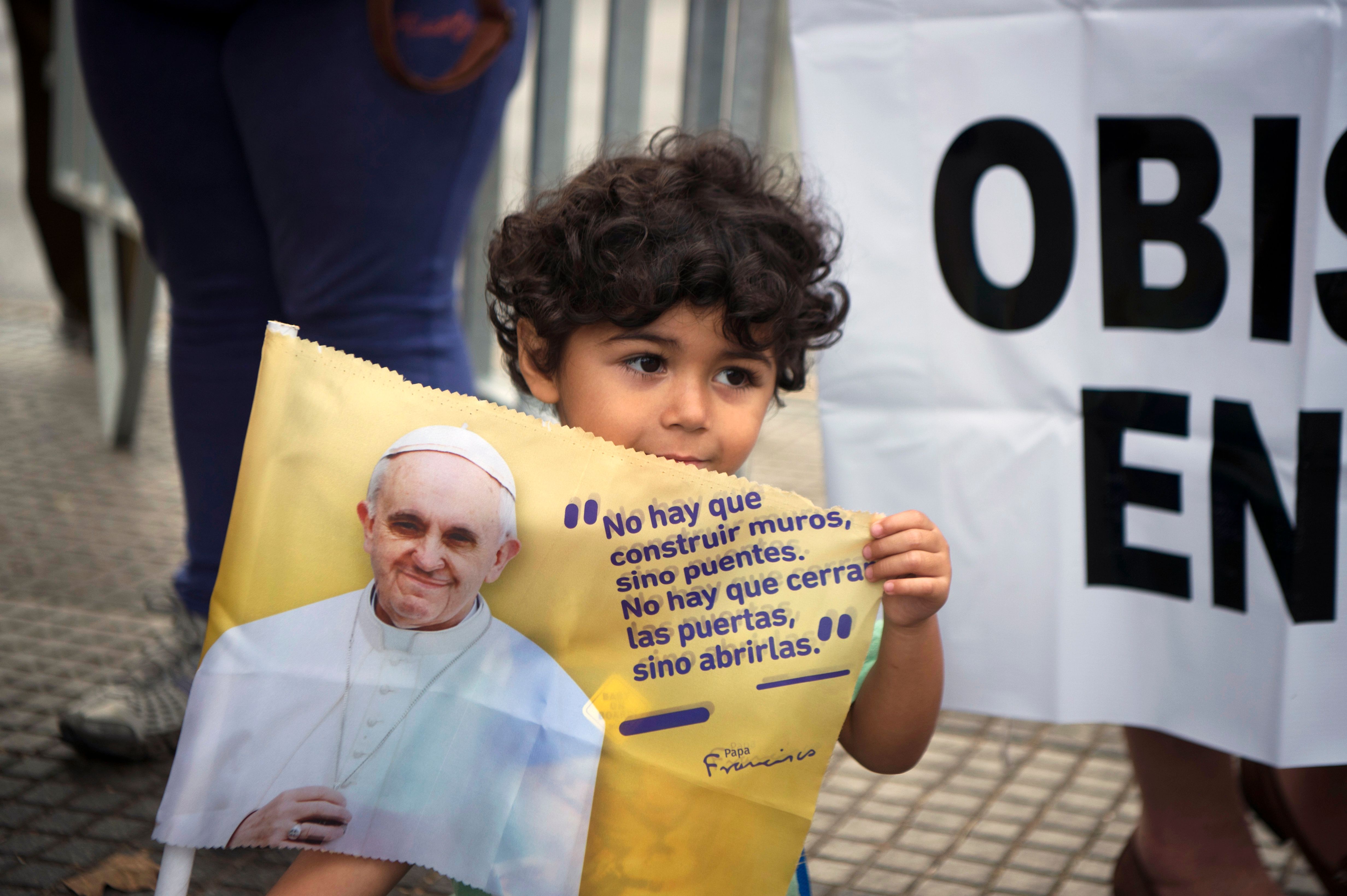 طفل يحمل صورة البابا