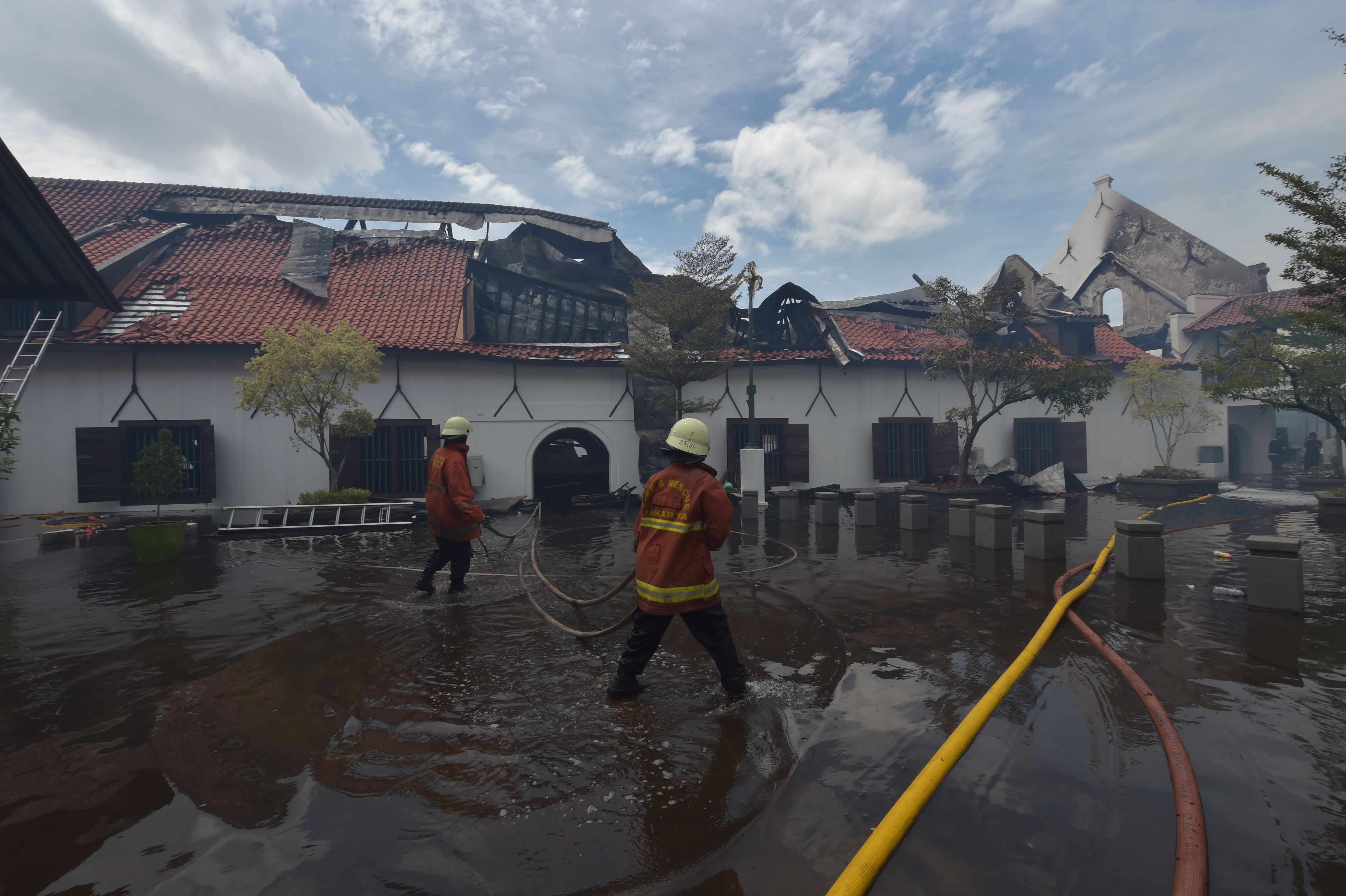 المياه تغمر مبنى أثرى بإندونيسيا أثناء محاولة إطفاء حريق